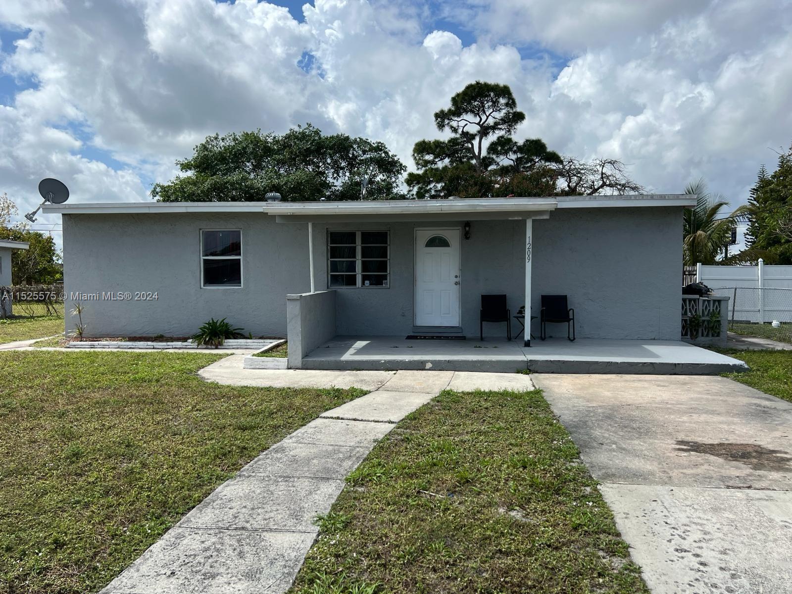 1209 NW 19th Ave, Fort Lauderdale, FL 33311, 5 Bedrooms Bedrooms, ,2 BathroomsBathrooms,Residential,For Sale,19th Ave,A11525575