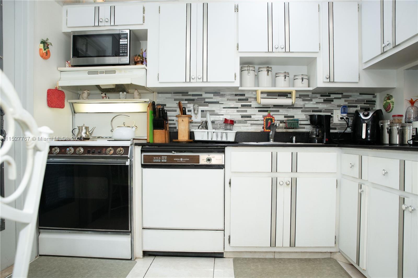 4800 Hillcrest Ln 307, Hollywood, Florida 33021, 2 Bedrooms Bedrooms, ,2 BathroomsBathrooms,Residential,For Sale,4800 Hillcrest Ln 307,A11527767