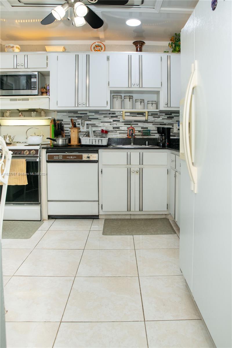 4800 Hillcrest Ln 307, Hollywood, Florida 33021, 2 Bedrooms Bedrooms, ,2 BathroomsBathrooms,Residential,For Sale,4800 Hillcrest Ln 307,A11527767