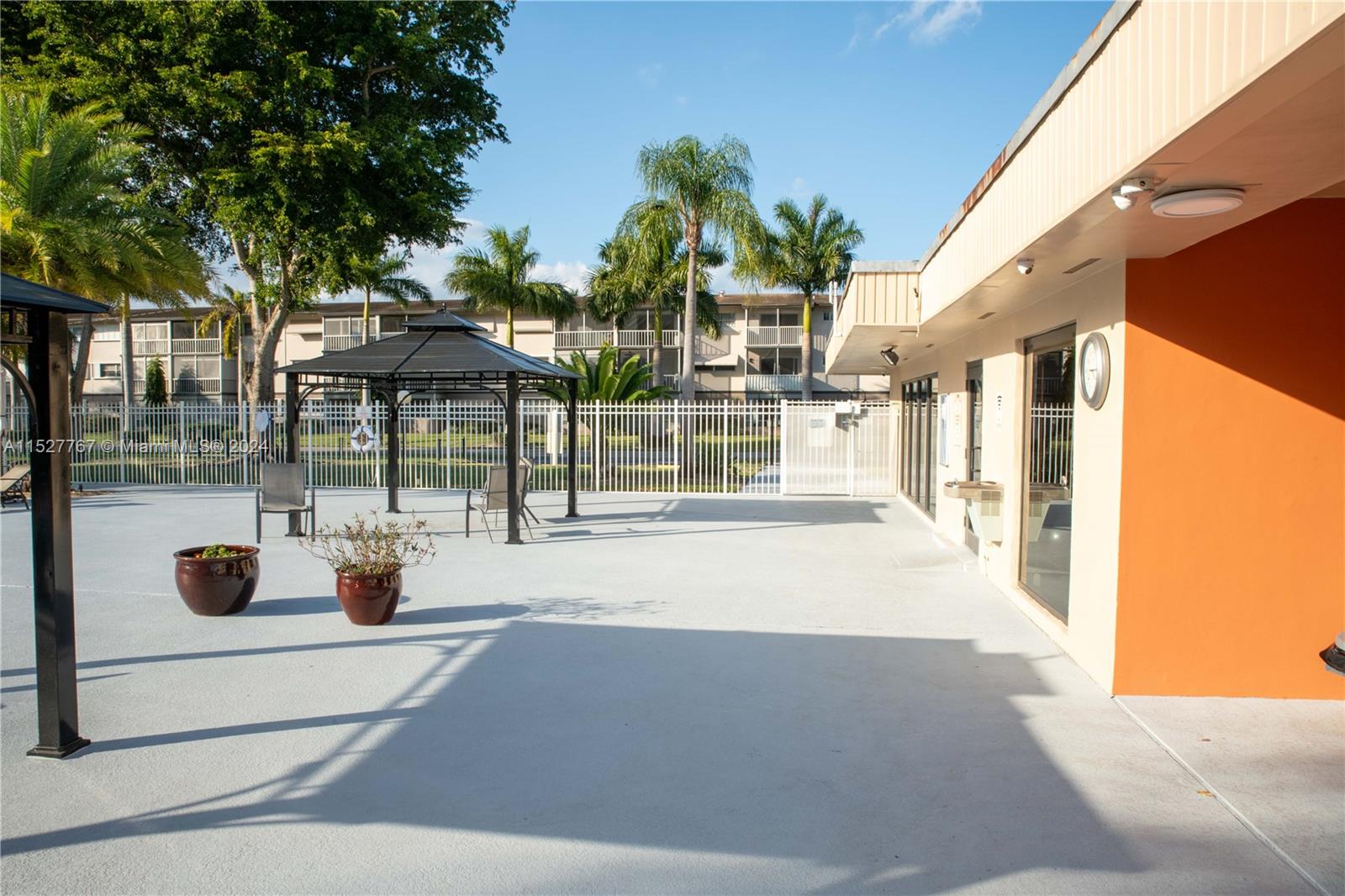 4800 Hillcrest Ln 307, Hollywood, Florida 33021, 2 Bedrooms Bedrooms, ,2 BathroomsBathrooms,Residential,For Sale,4800 Hillcrest Ln 307,A11527767