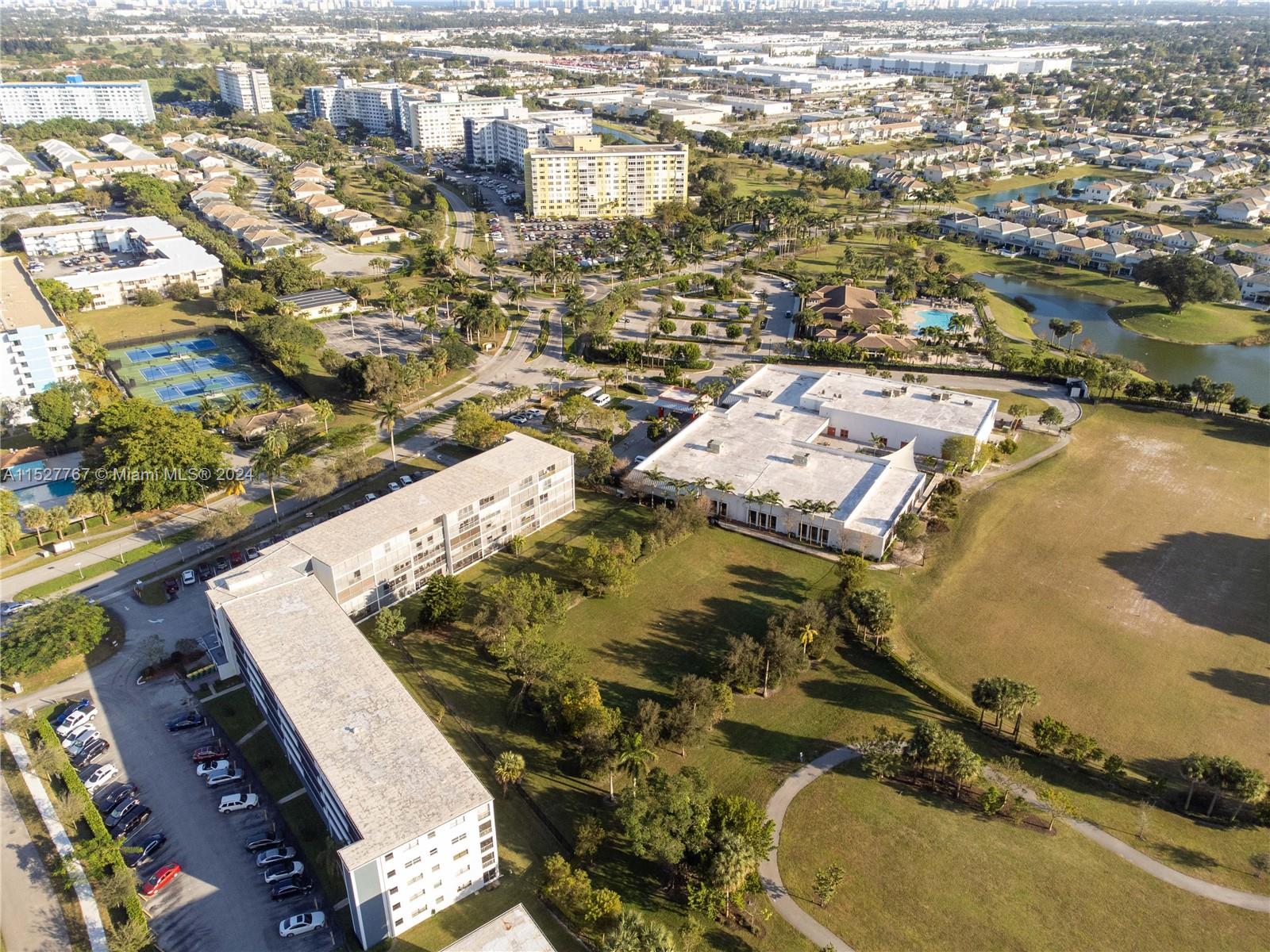 4800 Hillcrest Ln 307, Hollywood, Florida 33021, 2 Bedrooms Bedrooms, ,2 BathroomsBathrooms,Residential,For Sale,4800 Hillcrest Ln 307,A11527767