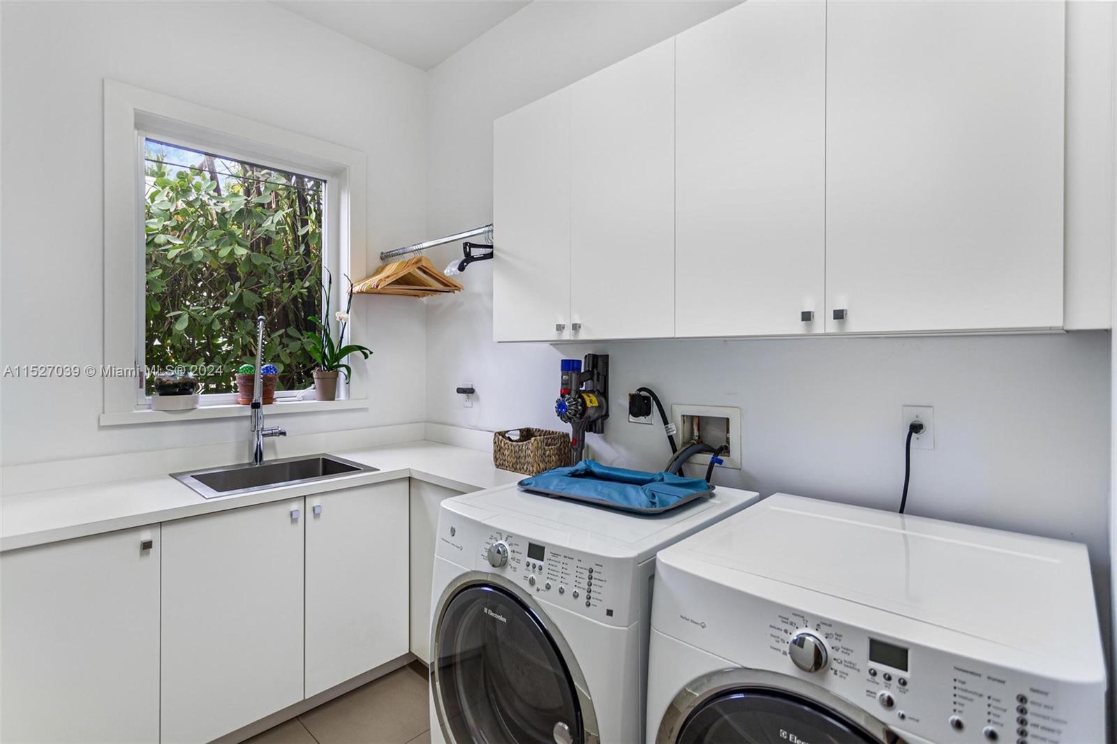 731 Escobar Ave, Coral Gables, FL, 33134 United States, 5 Bedrooms Bedrooms, ,4 BathroomsBathrooms,Residential,For Sale,Escobar Ave,A11527039