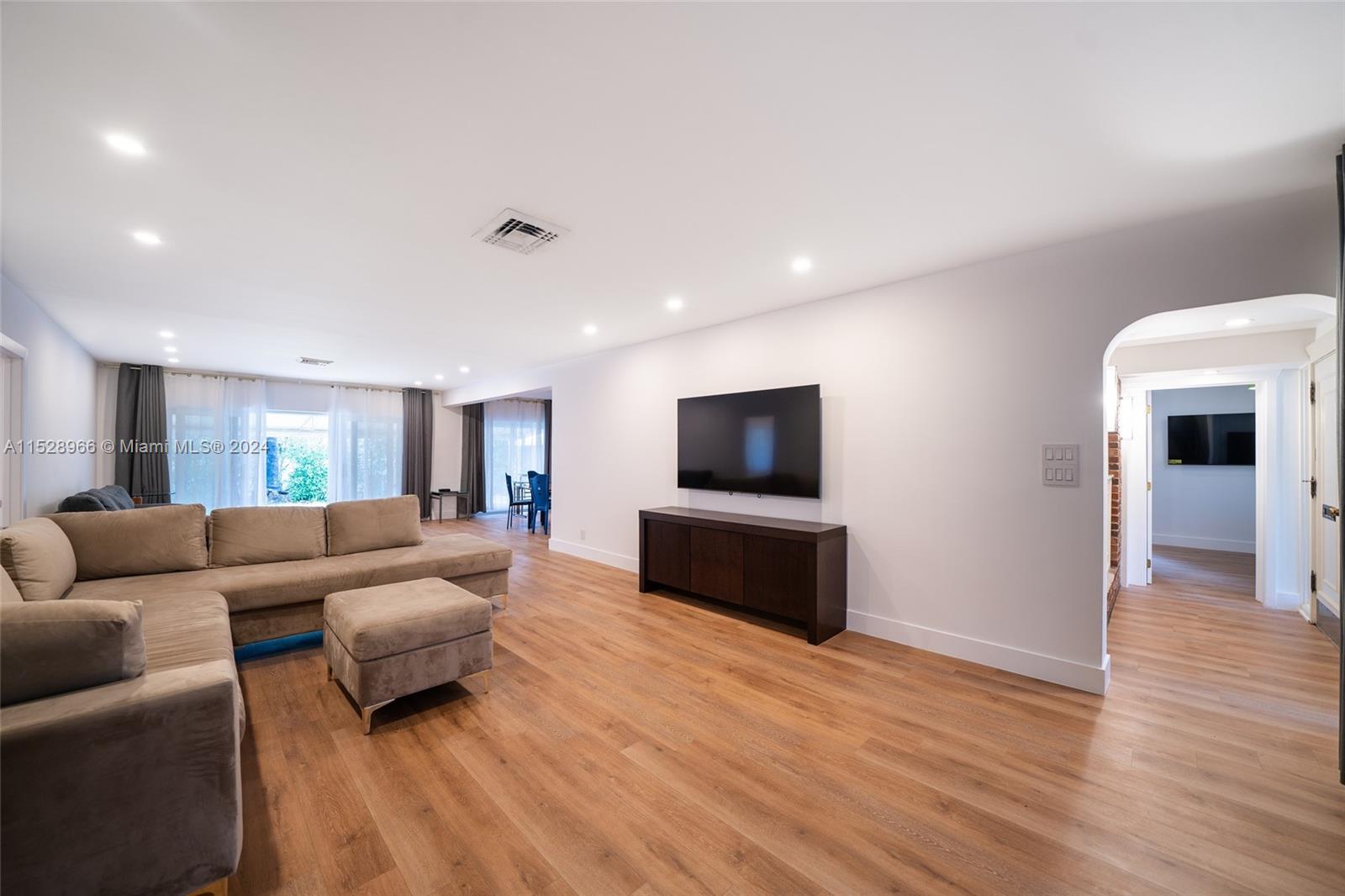 1310 Jackson St 1310, Hollywood, Florida 33019, 3 Bedrooms Bedrooms, ,3 BathroomsBathrooms,Residentiallease,For Rent,1310 Jackson St 1310,A11528966