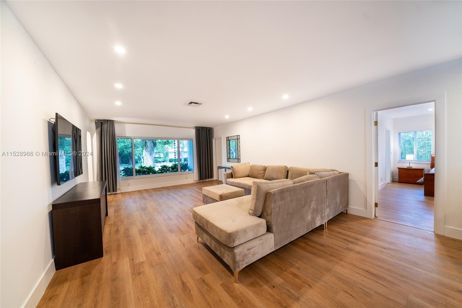 1310 Jackson St 1310, Hollywood, Florida 33019, 3 Bedrooms Bedrooms, ,3 BathroomsBathrooms,Residentiallease,For Rent,1310 Jackson St 1310,A11528966