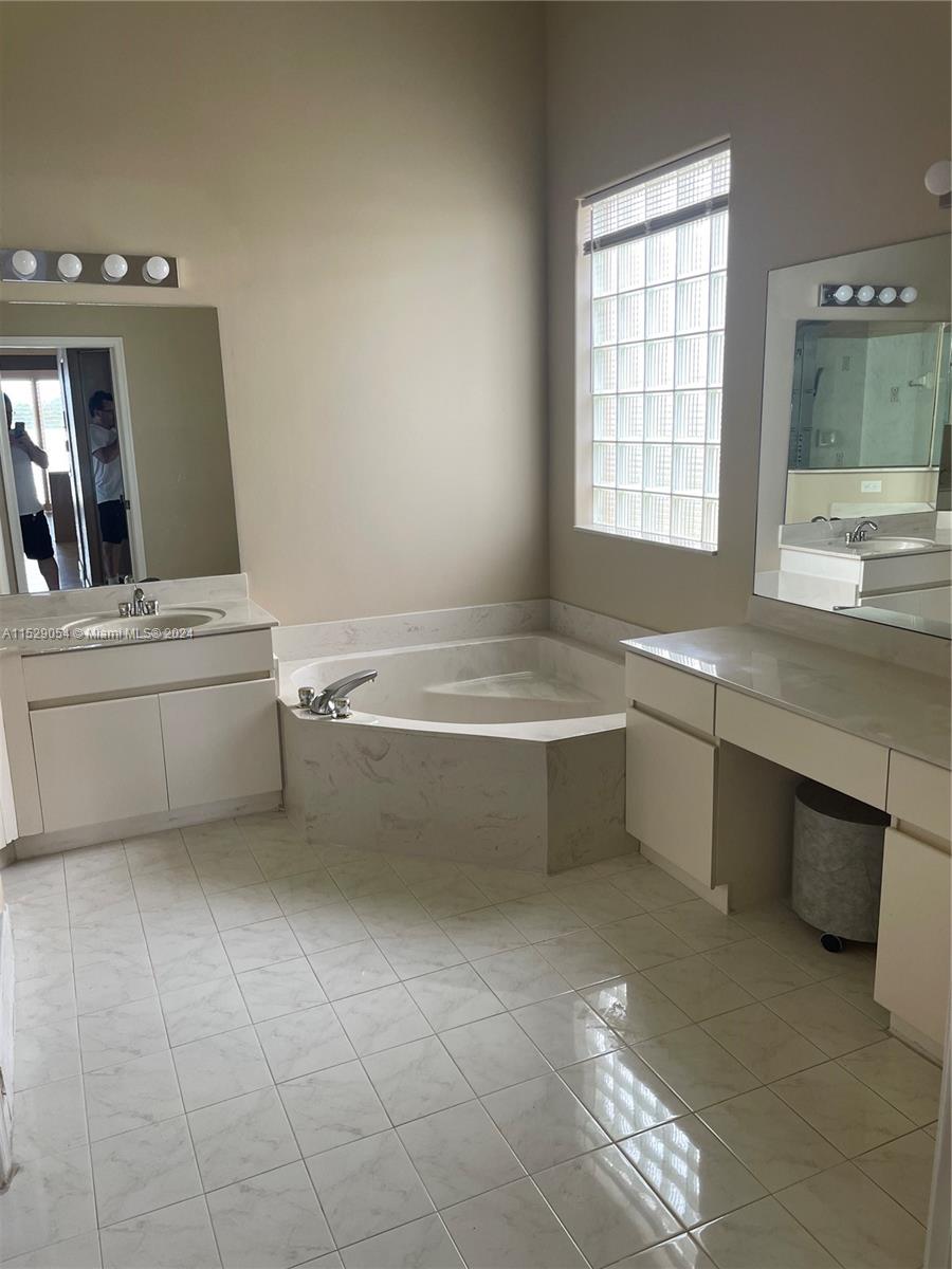 778 Heritage Dr, Weston, FL, 33326 United States, 5 Bedrooms Bedrooms, ,3 BathroomsBathrooms,Residential,For Sale,Heritage Dr,A11529054