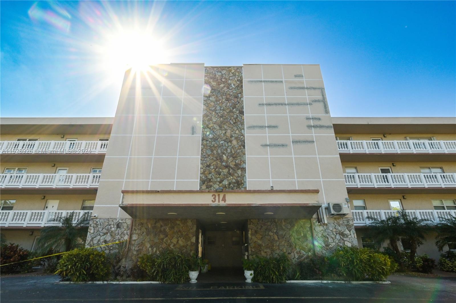 314 SE 10th St 403, Dania Beach, Florida 33004, 2 Bedrooms Bedrooms, ,2 BathroomsBathrooms,Residential,For Sale,314 SE 10th St 403,A11528926