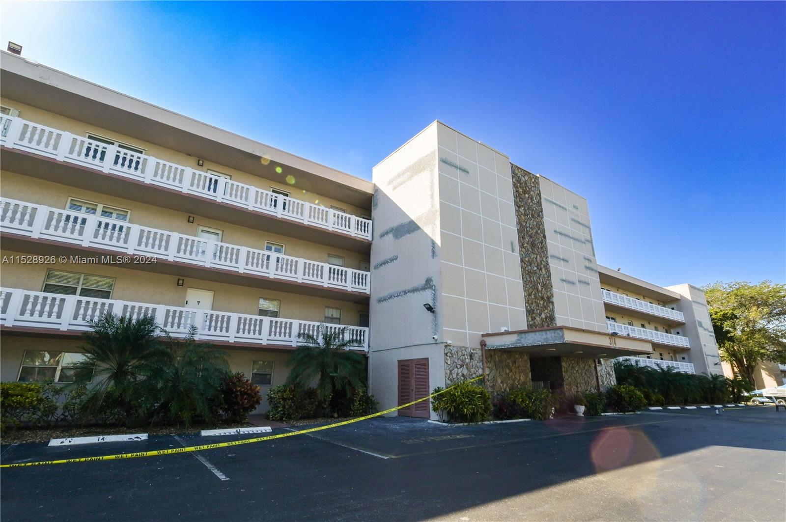 314 SE 10th St 403, Dania Beach, Florida 33004, 2 Bedrooms Bedrooms, ,2 BathroomsBathrooms,Residential,For Sale,314 SE 10th St 403,A11528926