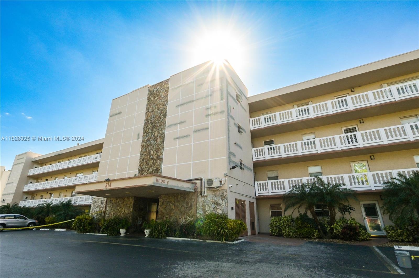 314 SE 10th St 403, Dania Beach, Florida 33004, 2 Bedrooms Bedrooms, ,2 BathroomsBathrooms,Residential,For Sale,314 SE 10th St 403,A11528926