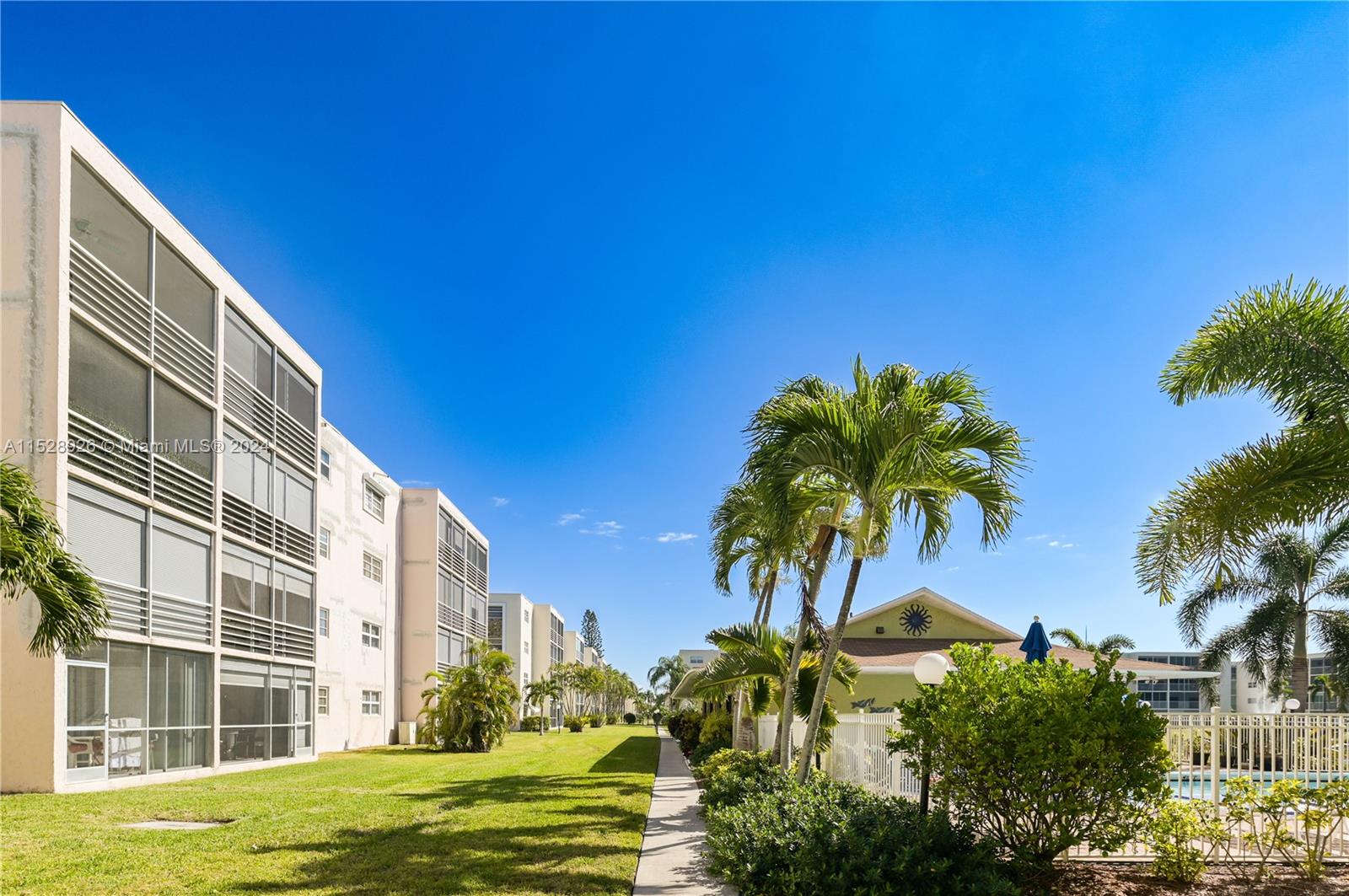 314 SE 10th St 403, Dania Beach, Florida 33004, 2 Bedrooms Bedrooms, ,2 BathroomsBathrooms,Residential,For Sale,314 SE 10th St 403,A11528926