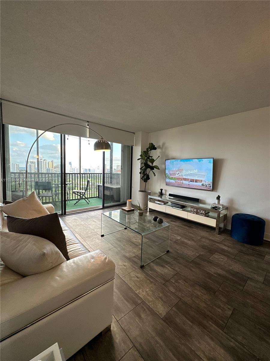 20301 W Country Club Dr 2427, Aventura, Florida 33180, 1 Bedroom Bedrooms, ,1 BathroomBathrooms,Residentiallease,For Rent,20301 W Country Club Dr 2427,A11528596