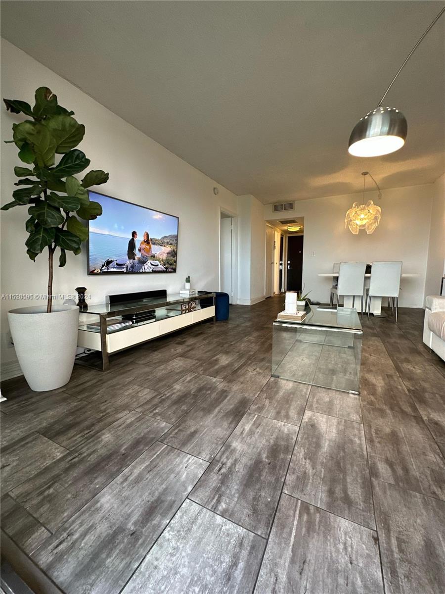 20301 W Country Club Dr 2427, Aventura, Florida 33180, 1 Bedroom Bedrooms, ,1 BathroomBathrooms,Residentiallease,For Rent,20301 W Country Club Dr 2427,A11528596