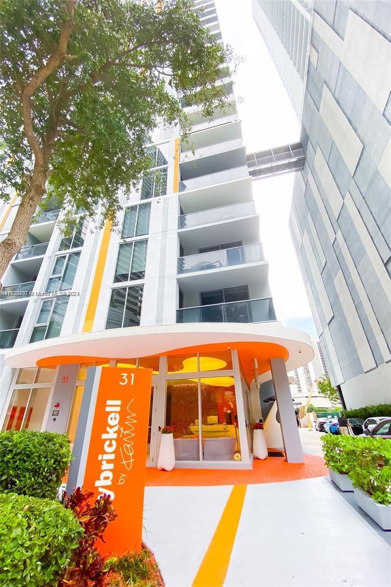 Perfect location 1 bedroom, 1.5 bathrooms + Den located in the heart of Brickell. The unit has new tile floors. MyBrickell Condominium is conveniently located with easy access to all shops, bars, and restaurants.
Ready to Move In!!