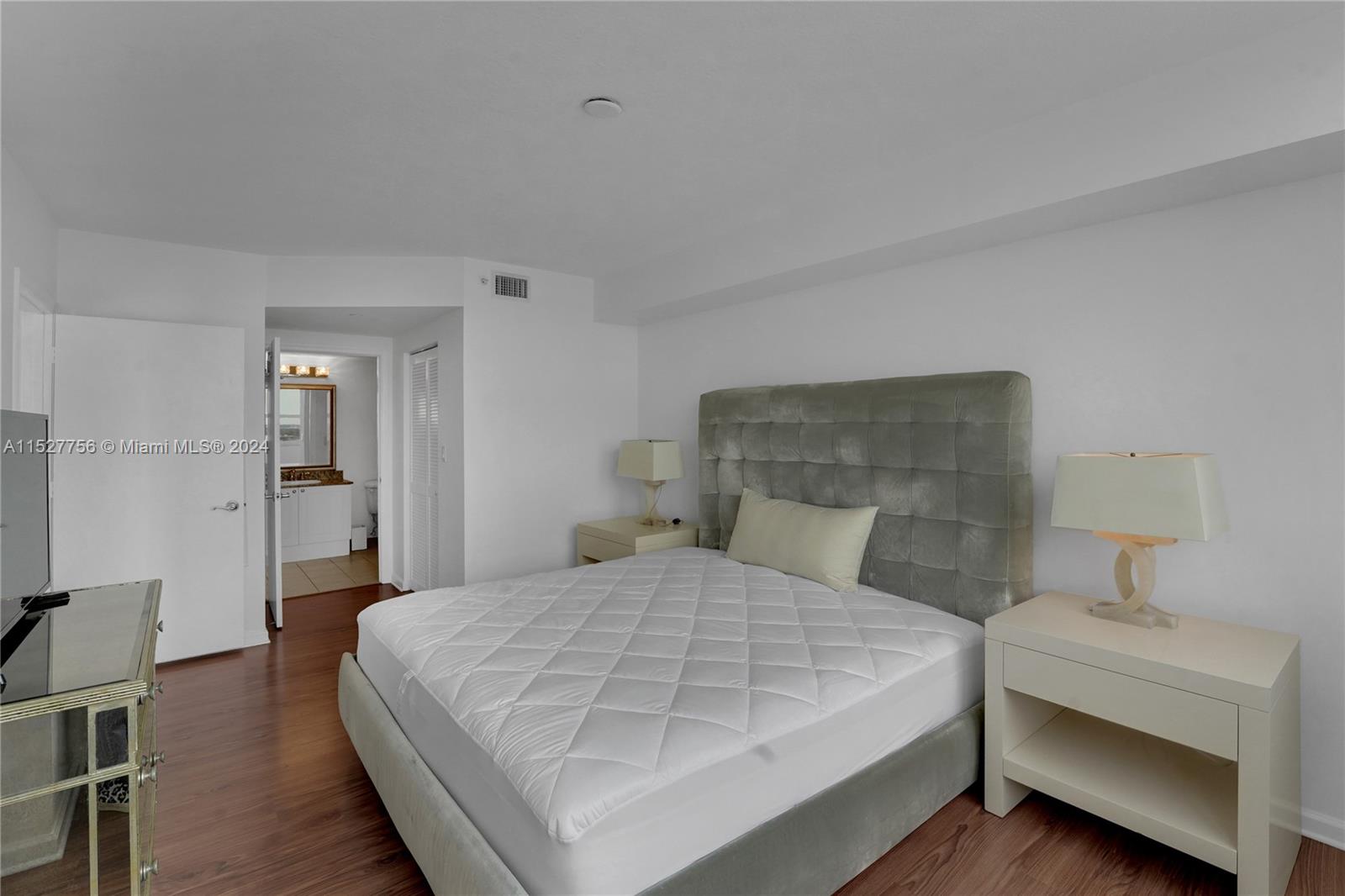 19501 W Country Club Dr 1909, Aventura, Florida 33180, 2 Bedrooms Bedrooms, ,2 BathroomsBathrooms,Residential,For Sale,19501 W Country Club Dr 1909,A11527756