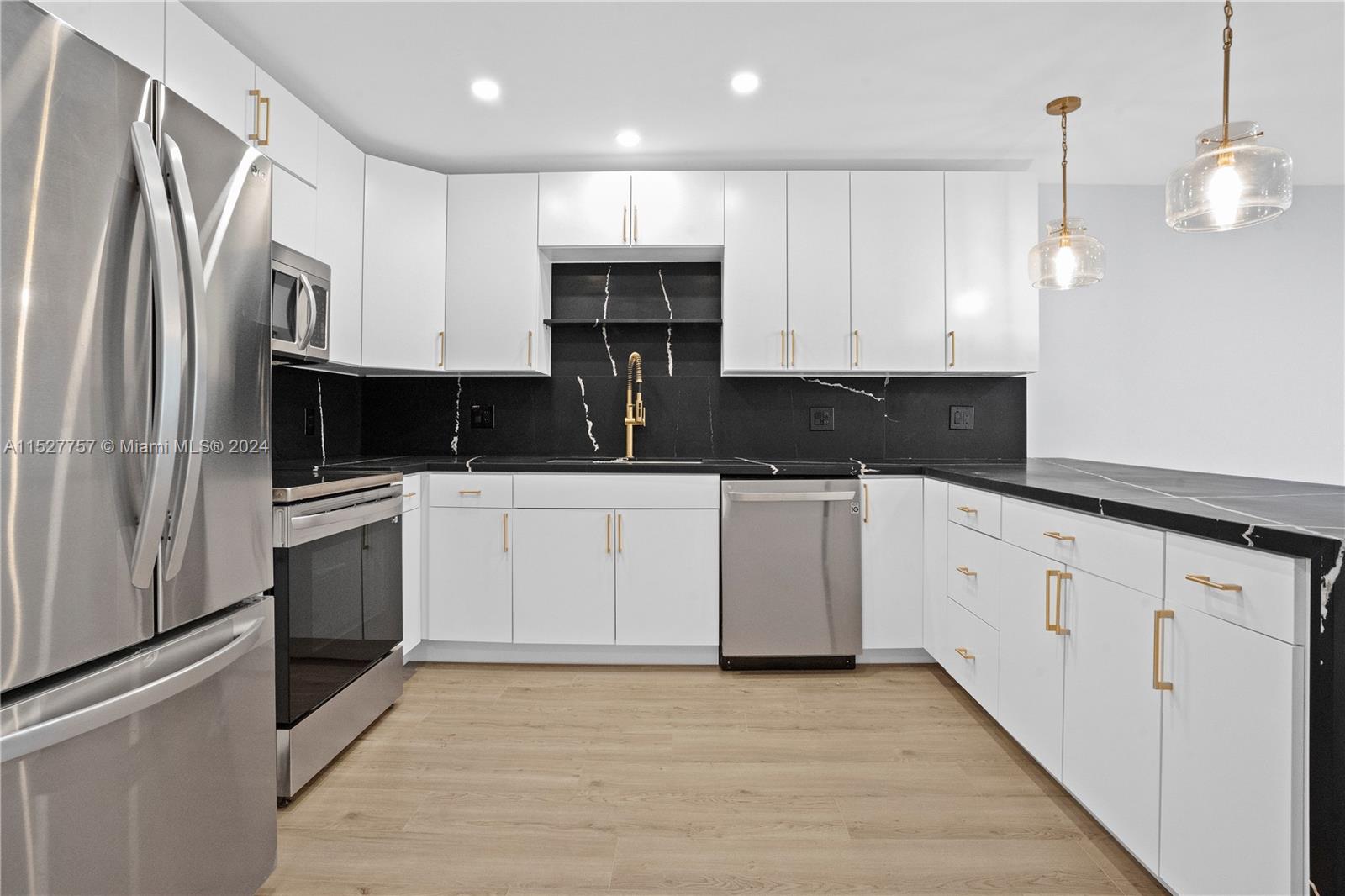 600 Three Islands Blvd 214, Hallandale Beach, Florida 33009, 1 Bedroom Bedrooms, ,1 BathroomBathrooms,Residential,For Sale,600 Three Islands Blvd 214,A11527757