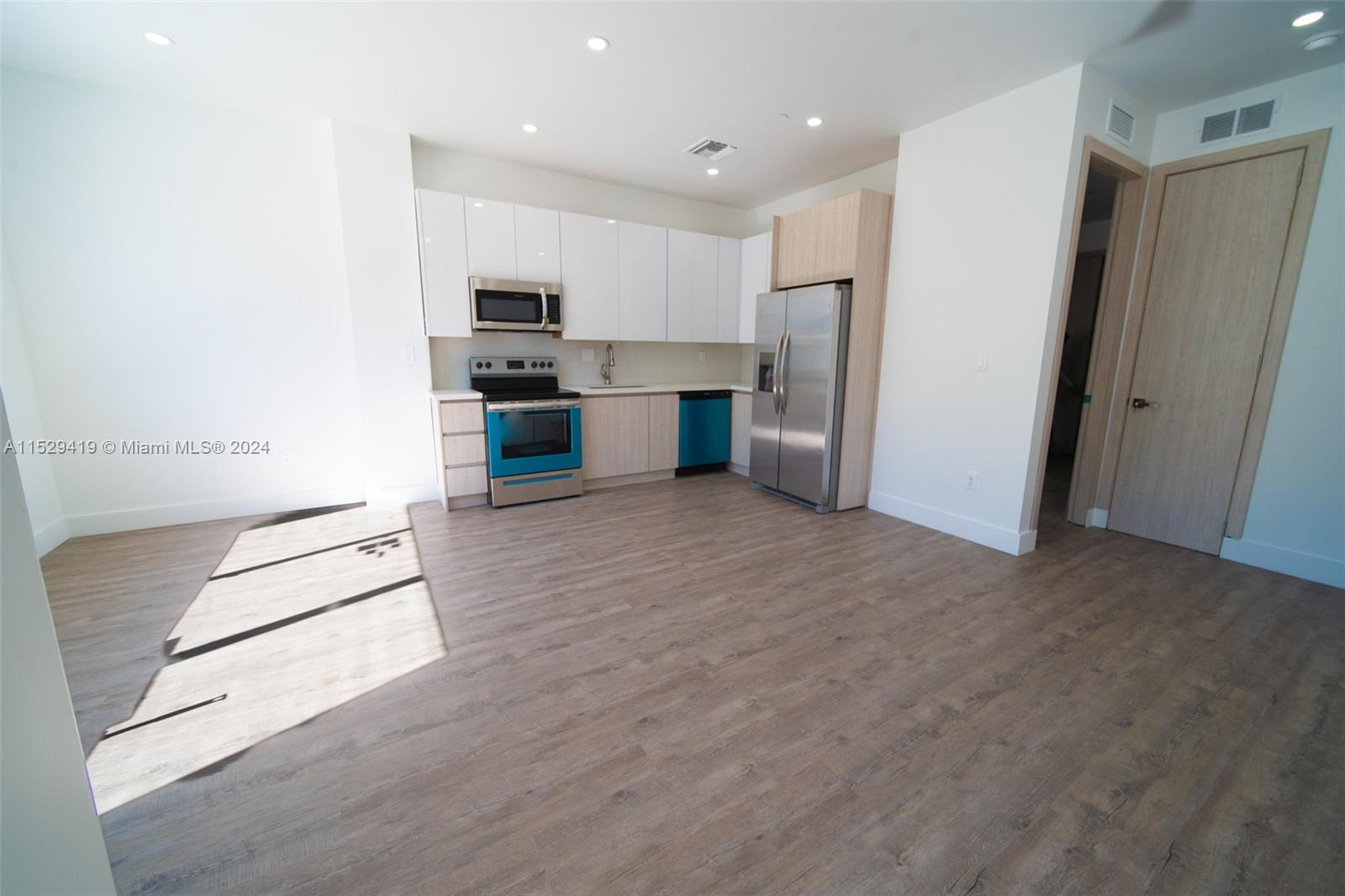 500 Foster Rd C, Hallandale Beach, Florida 33009, 1 Bedroom Bedrooms, ,1 BathroomBathrooms,Residentiallease,For Rent,500 Foster Rd C,A11529419