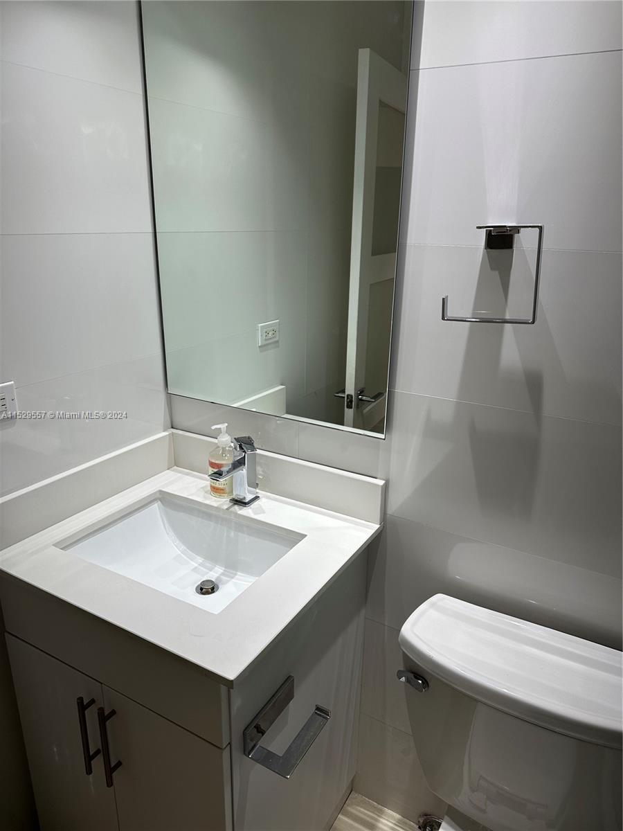 6039 Collins Ave 1221, Miami Beach, Florida 33140, 1 Bedroom Bedrooms, ,2 BathroomsBathrooms,Residentiallease,For Rent,6039 Collins Ave 1221,A11529557
