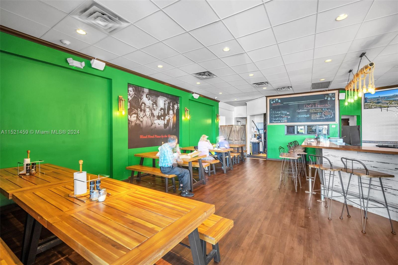 Pizzeria - Dining Area