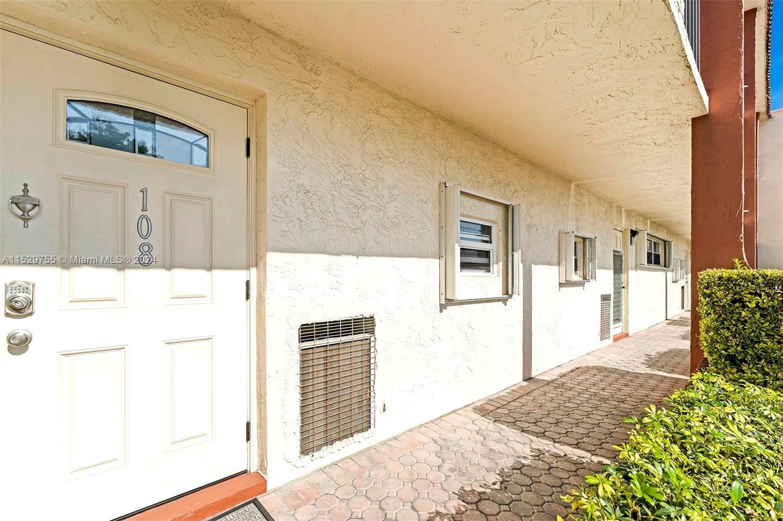 9611 Hollybrook Lake Dr, Pembroke Pines, FL, 33025 United States, 2 Bedrooms Bedrooms, ,2 BathroomsBathrooms,Residential,For Sale,Hollybrook Lake Dr,A11529755