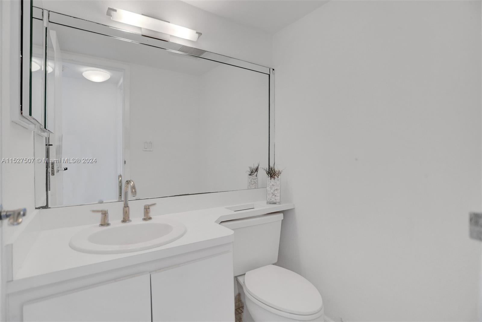 100 Bayview Dr, Sunny Isles Beach, FL, 33160 United States, 1 Bedroom Bedrooms, ,1 BathroomBathrooms,Residential,For Sale,Bayview Dr,A11527507