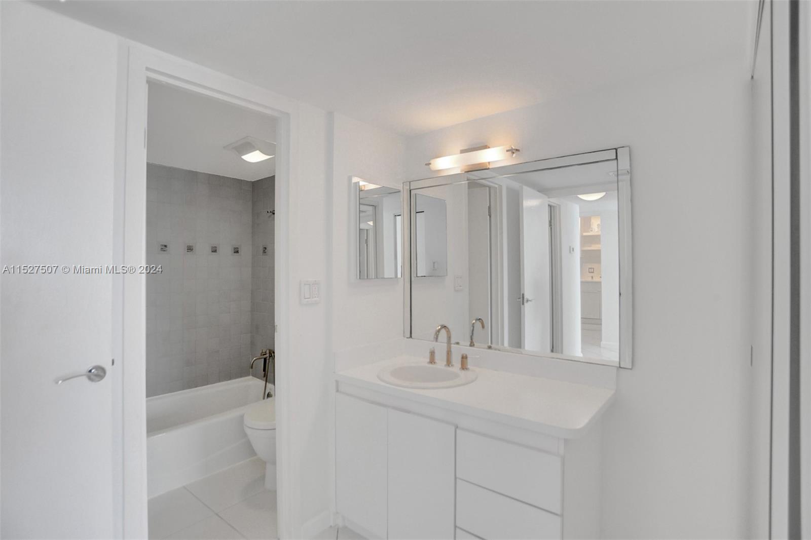 100 Bayview Dr, Sunny Isles Beach, FL, 33160 United States, 1 Bedroom Bedrooms, ,1 BathroomBathrooms,Residential,For Sale,Bayview Dr,A11527507