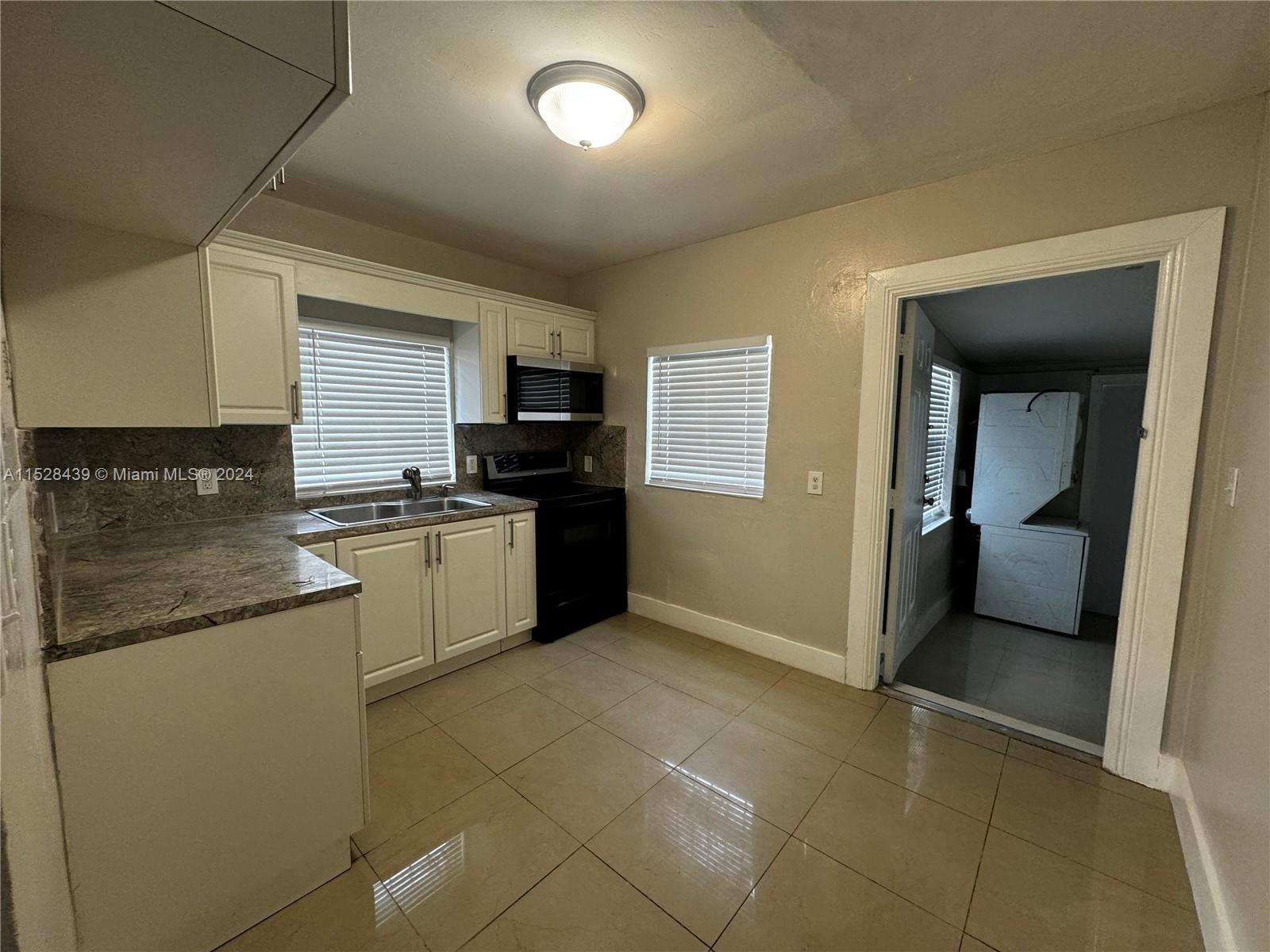 1111 NW 77th St 1111, Miami, Florida 33150, 3 Bedrooms Bedrooms, ,1 BathroomBathrooms,Residentiallease,For Rent,1111 NW 77th St 1111,A11528439