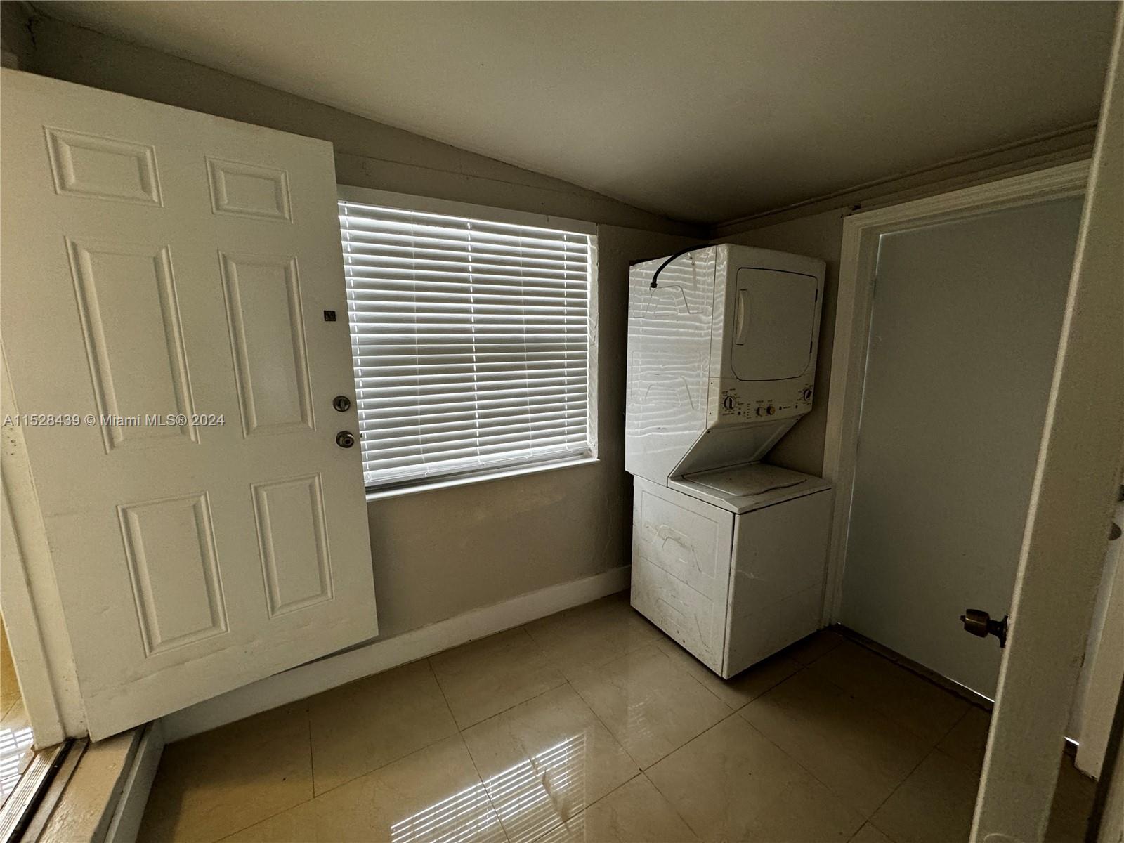 1111 NW 77th St 1111, Miami, Florida 33150, 3 Bedrooms Bedrooms, ,1 BathroomBathrooms,Residentiallease,For Rent,1111 NW 77th St 1111,A11528439