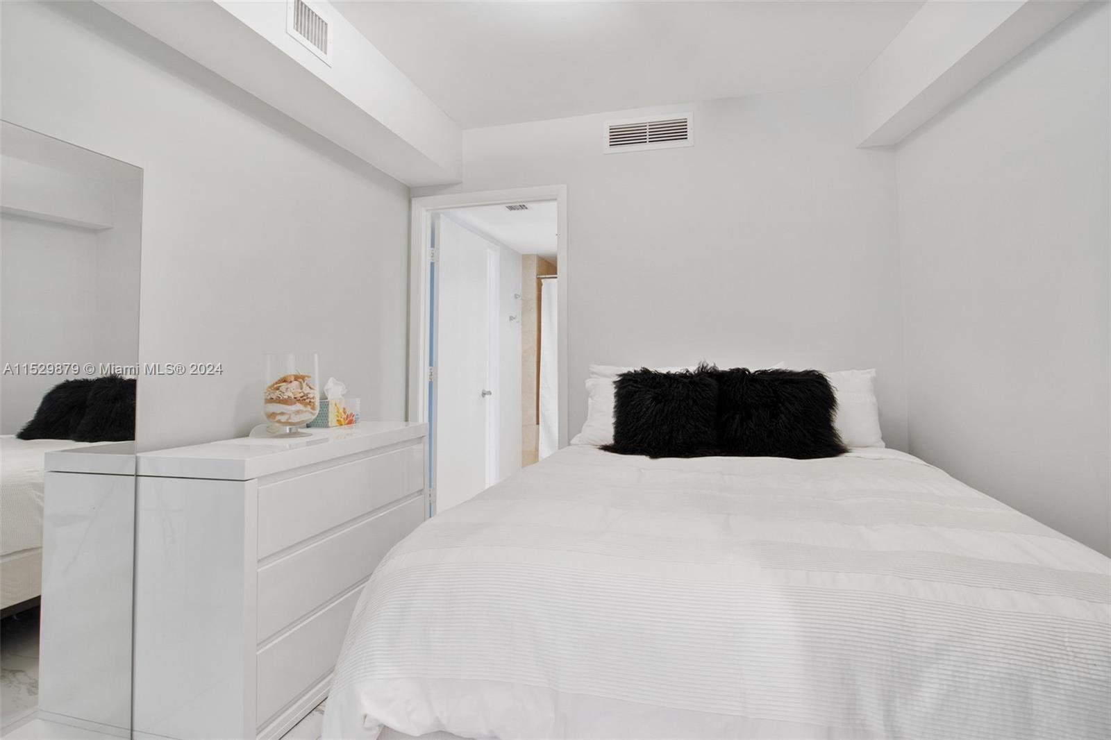 1800 S Ocean Dr 909, Hallandale Beach, Florida 33009, 2 Bedrooms Bedrooms, ,1 BathroomBathrooms,Residentiallease,For Rent,1800 S Ocean Dr 909,A11529879