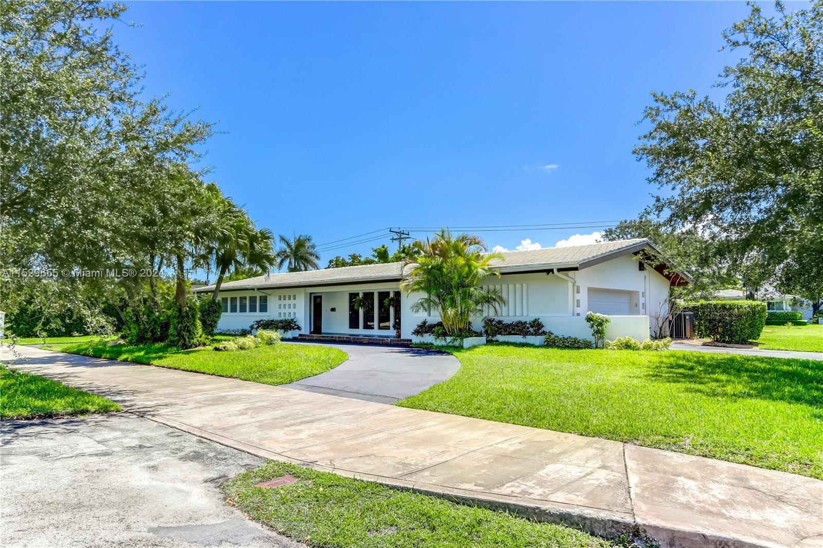 6600 Maynada Street, Coral Gables, Florida 33146, 4 Bedrooms Bedrooms, ,3 BathroomsBathrooms,Residentiallease,For Rent,6600 Maynada Street,A11529655