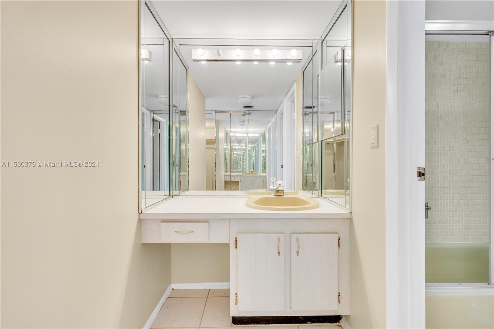 3301 N Country Club Dr 209, Aventura, Florida 33180, 1 Bedroom Bedrooms, ,1 BathroomBathrooms,Residential,For Sale,3301 N Country Club Dr 209,A11530379