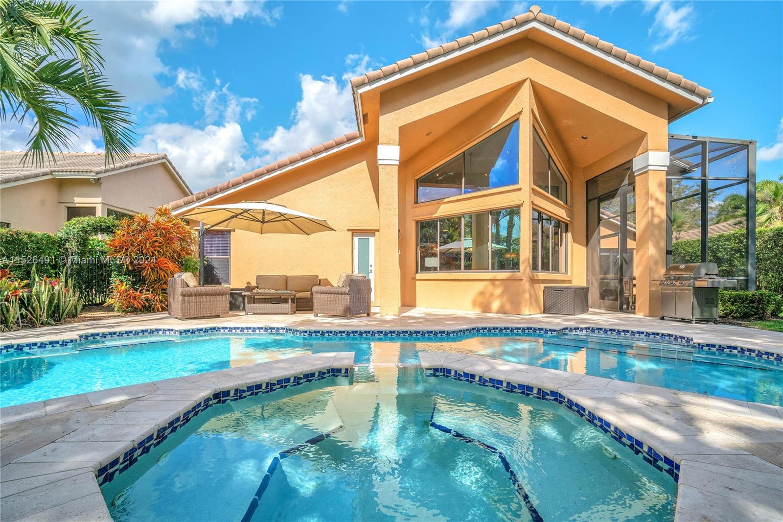 Sparkling pool with spa!