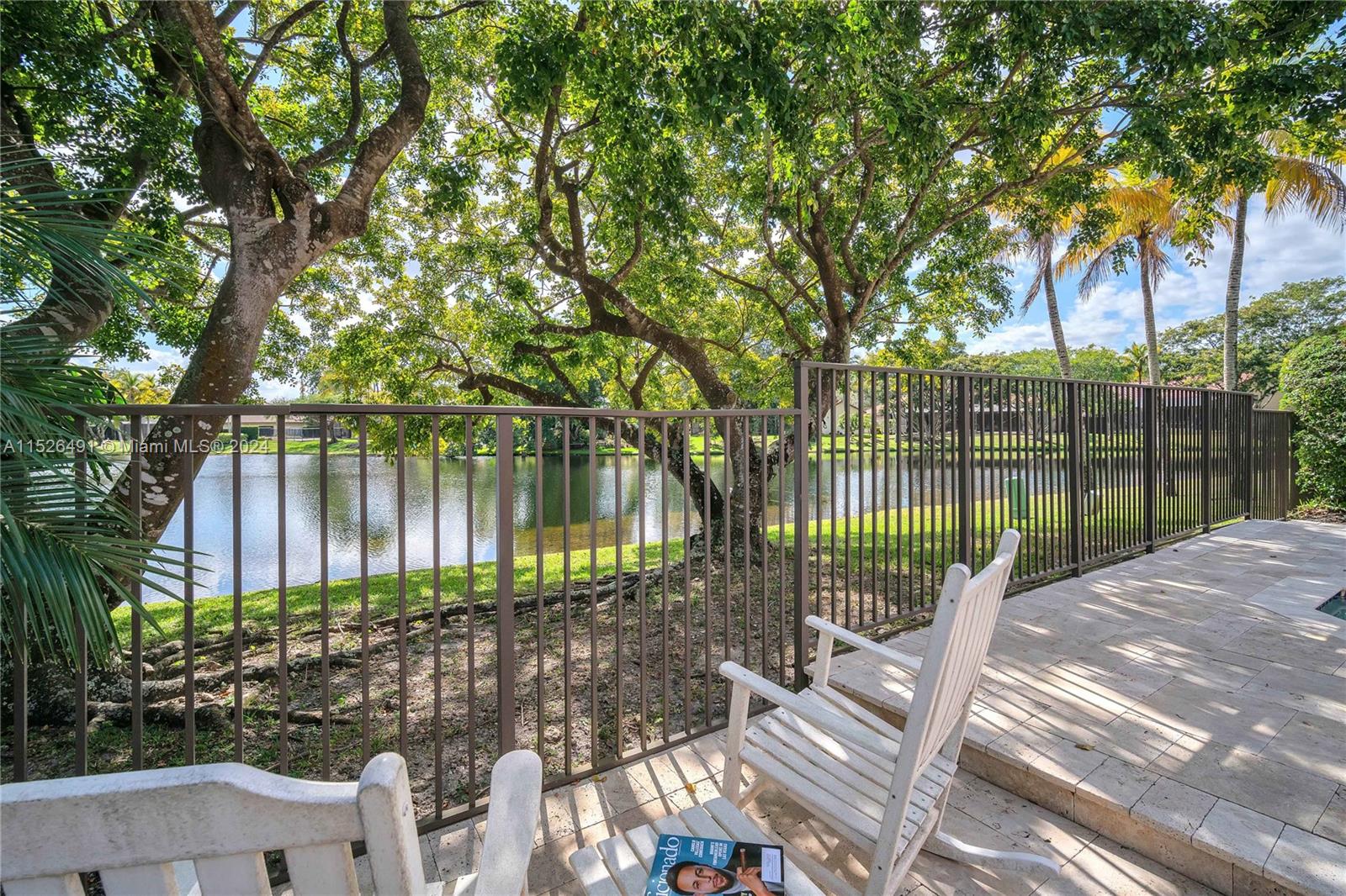 Fully fenced tropical backyard retreat!