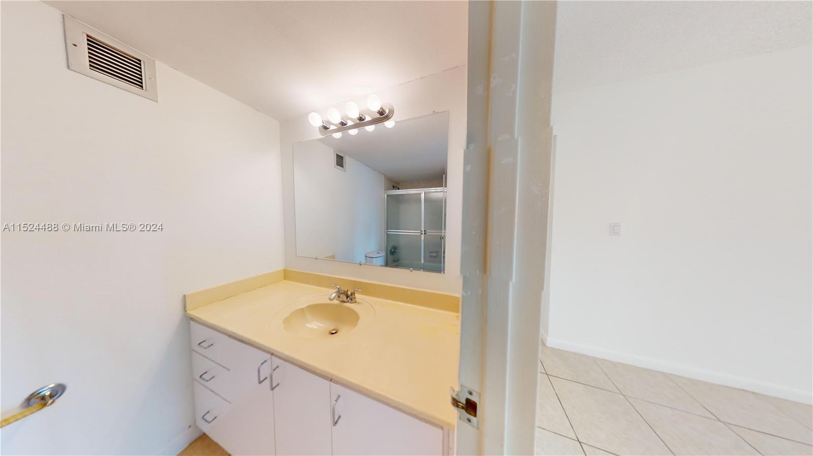 2000 Atlantic Shores Blvd 120, Hallandale Beach, Florida 33009, 2 Bedrooms Bedrooms, ,2 BathroomsBathrooms,Residentiallease,For Rent,2000 Atlantic Shores Blvd 120,A11524488