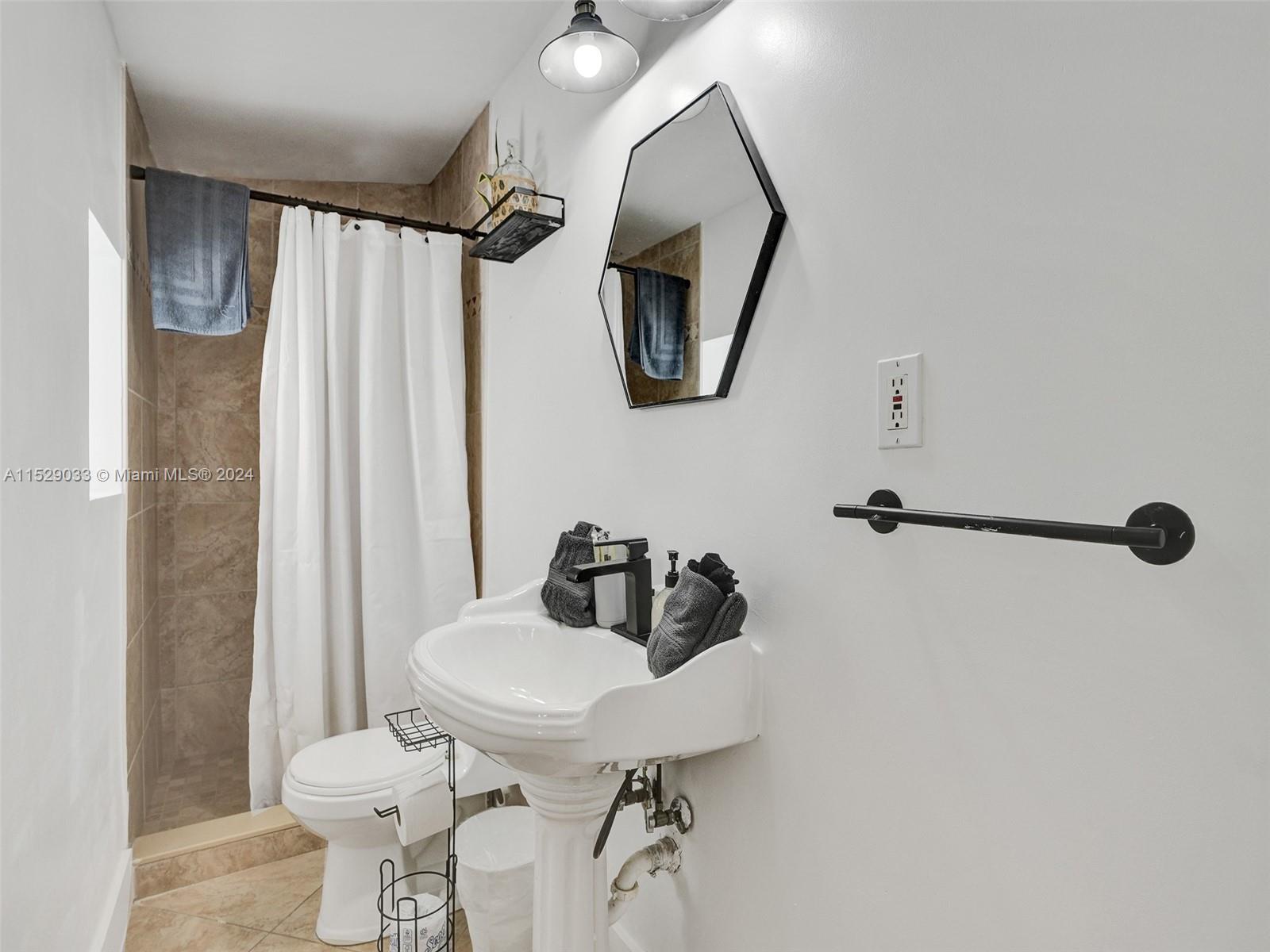 925 NE 6th St 0, Hallandale Beach, Florida 33009, 4 Bedrooms Bedrooms, ,3 BathroomsBathrooms,Residentiallease,For Rent,925 NE 6th St 0,A11529033