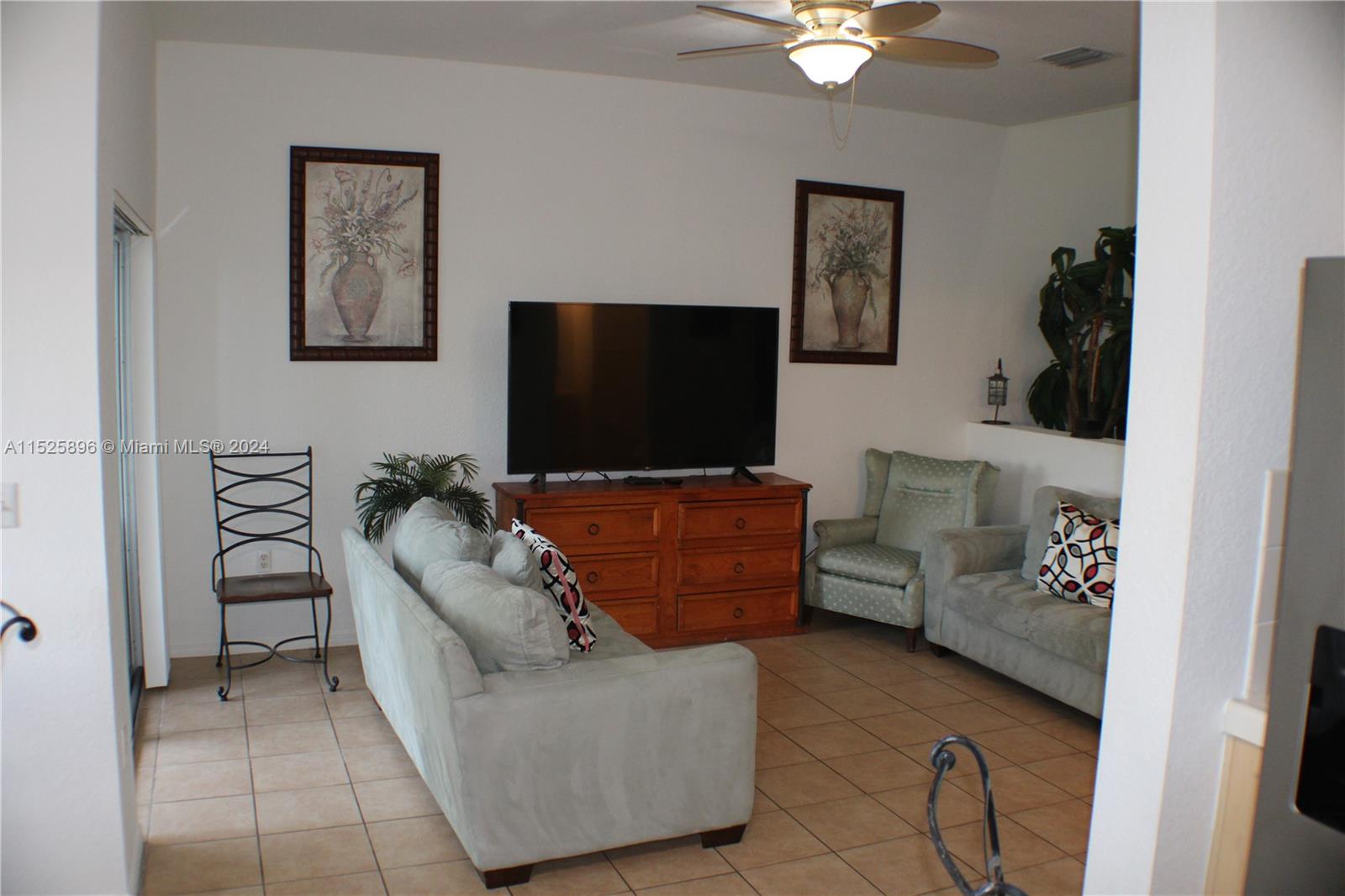 2425 SE 19th St 2425, Homestead, Florida 33035, 3 Bedrooms Bedrooms, ,2 BathroomsBathrooms,Residential,For Sale,2425 SE 19th St 2425,A11525896