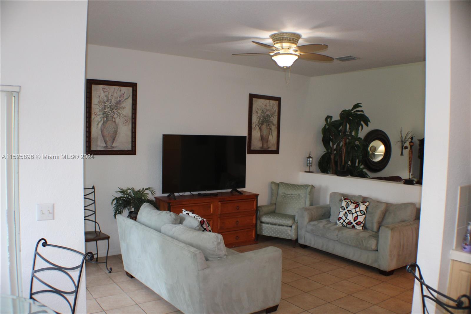 2425 SE 19th St 2425, Homestead, Florida 33035, 3 Bedrooms Bedrooms, ,2 BathroomsBathrooms,Residential,For Sale,2425 SE 19th St 2425,A11525896