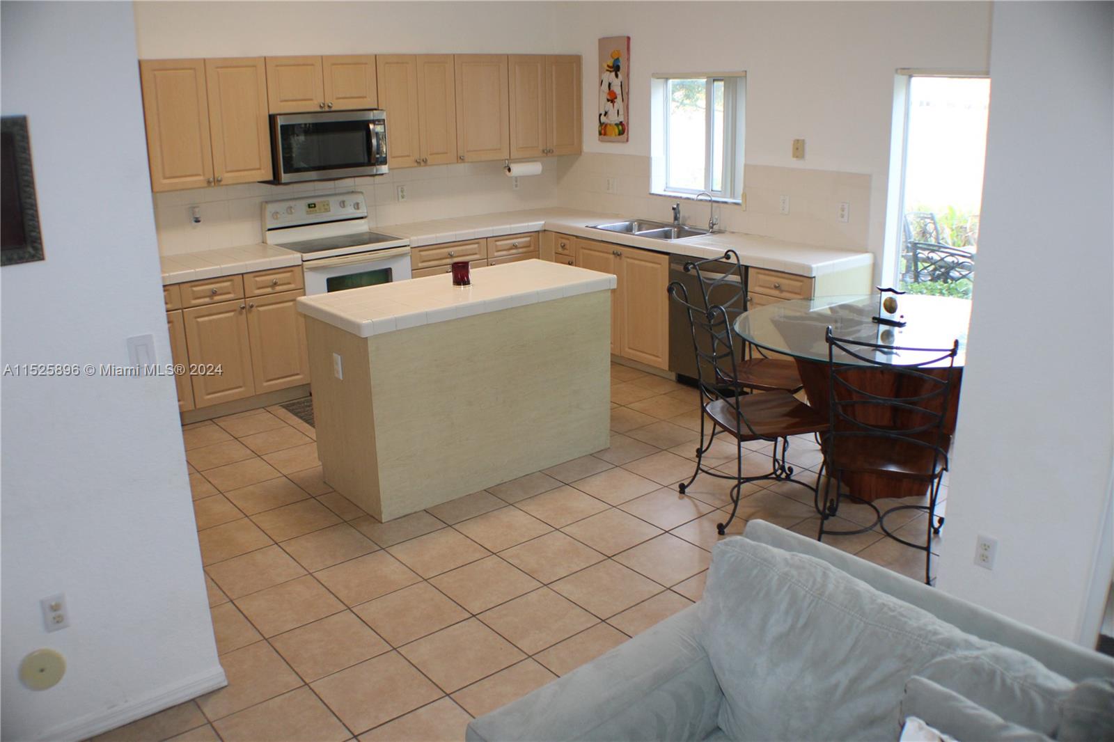 2425 SE 19th St 2425, Homestead, Florida 33035, 3 Bedrooms Bedrooms, ,2 BathroomsBathrooms,Residential,For Sale,2425 SE 19th St 2425,A11525896