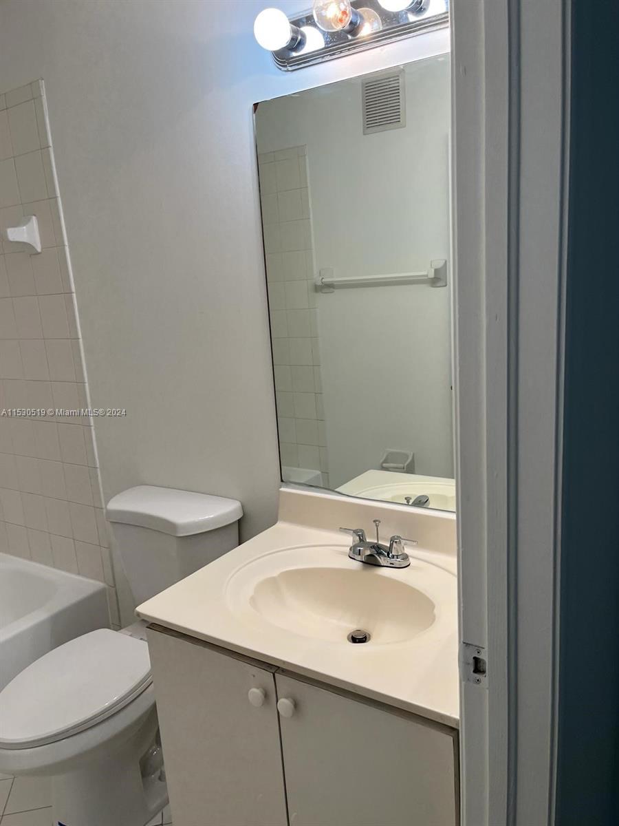 2901 SE 13th Rd 204-41, Homestead, Florida 33035, 2 Bedrooms Bedrooms, ,2 BathroomsBathrooms,Residentiallease,For Rent,2901 SE 13th Rd 204-41,A11530519