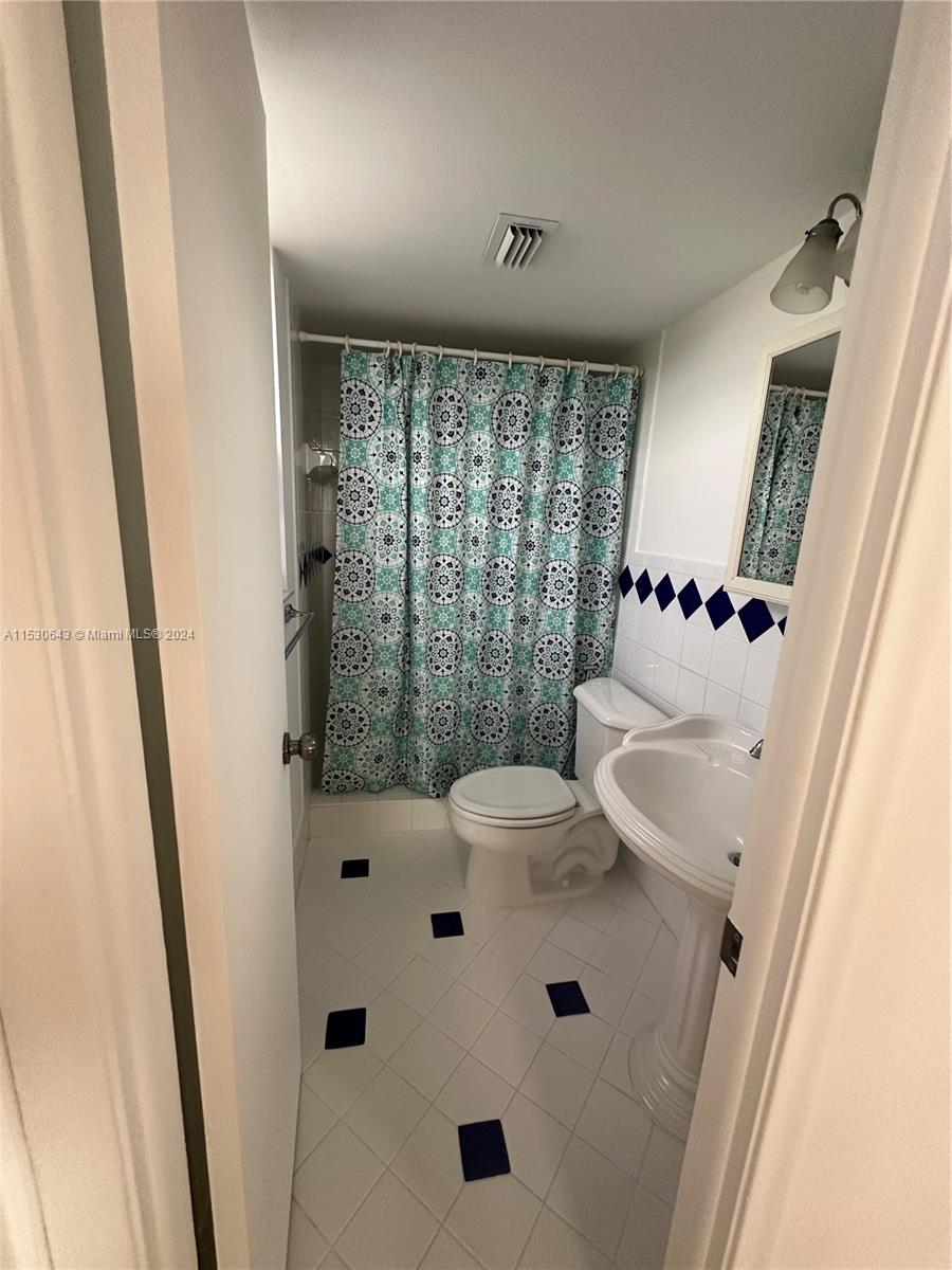 1811 Jefferson St 410, Hollywood, Florida 33020, 2 Bedrooms Bedrooms, ,2 BathroomsBathrooms,Residentiallease,For Rent,1811 Jefferson St 410,A11530643