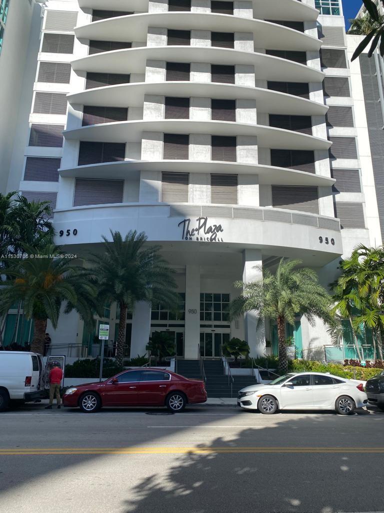 Amazing unit in the Brickell area, with a nice city view of Brickell City. 1 Bed / 1 Bath. Excellent location close to everything, like restaurants, coffee shops, Brickell City Centre, Mary Brickell Village, and more. @ pools, business center, fitness center & sauna.