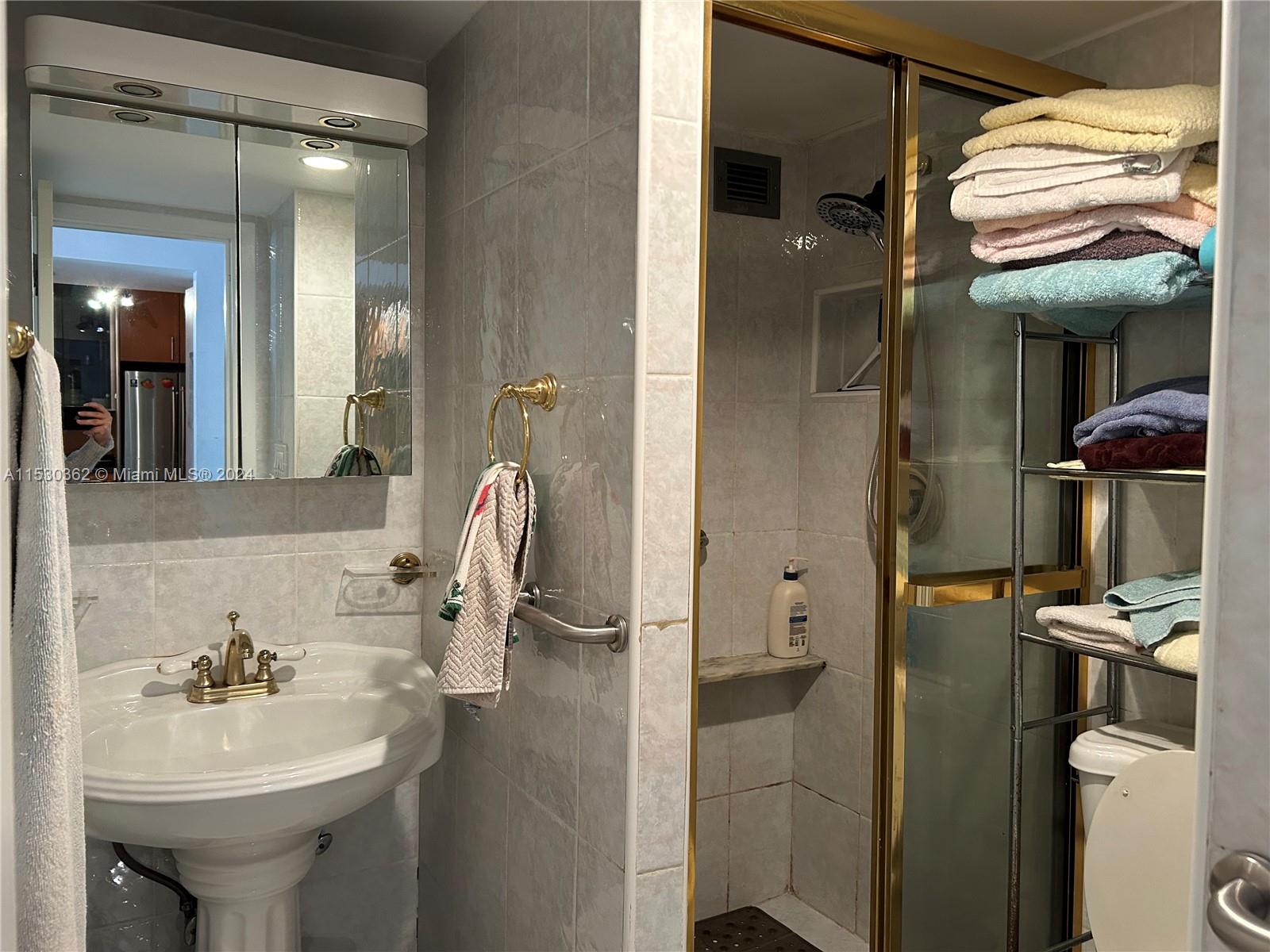 3140 S Ocean Dr 908, Hallandale Beach, Florida 33009, 1 Bedroom Bedrooms, ,1 BathroomBathrooms,Residential,For Sale,3140 S Ocean Dr 908,A11530362