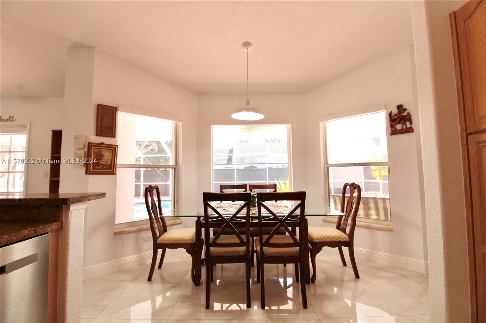 Breakfast Nook - Great for casual meals