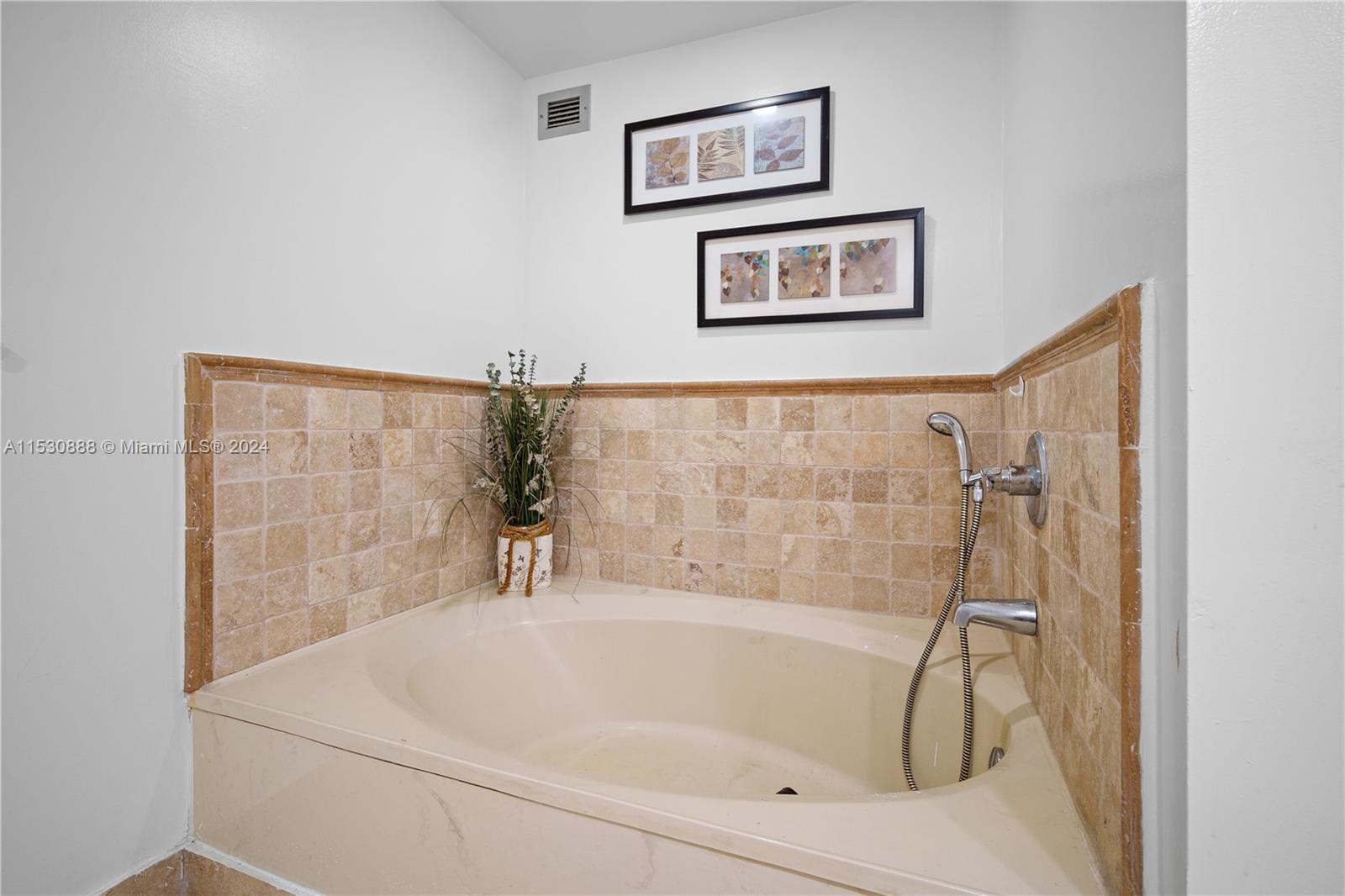 600 Parkview Dr 209, Hallandale Beach, Florida 33009, 2 Bedrooms Bedrooms, ,2 BathroomsBathrooms,Residential,For Sale,600 Parkview Dr 209,A11530888