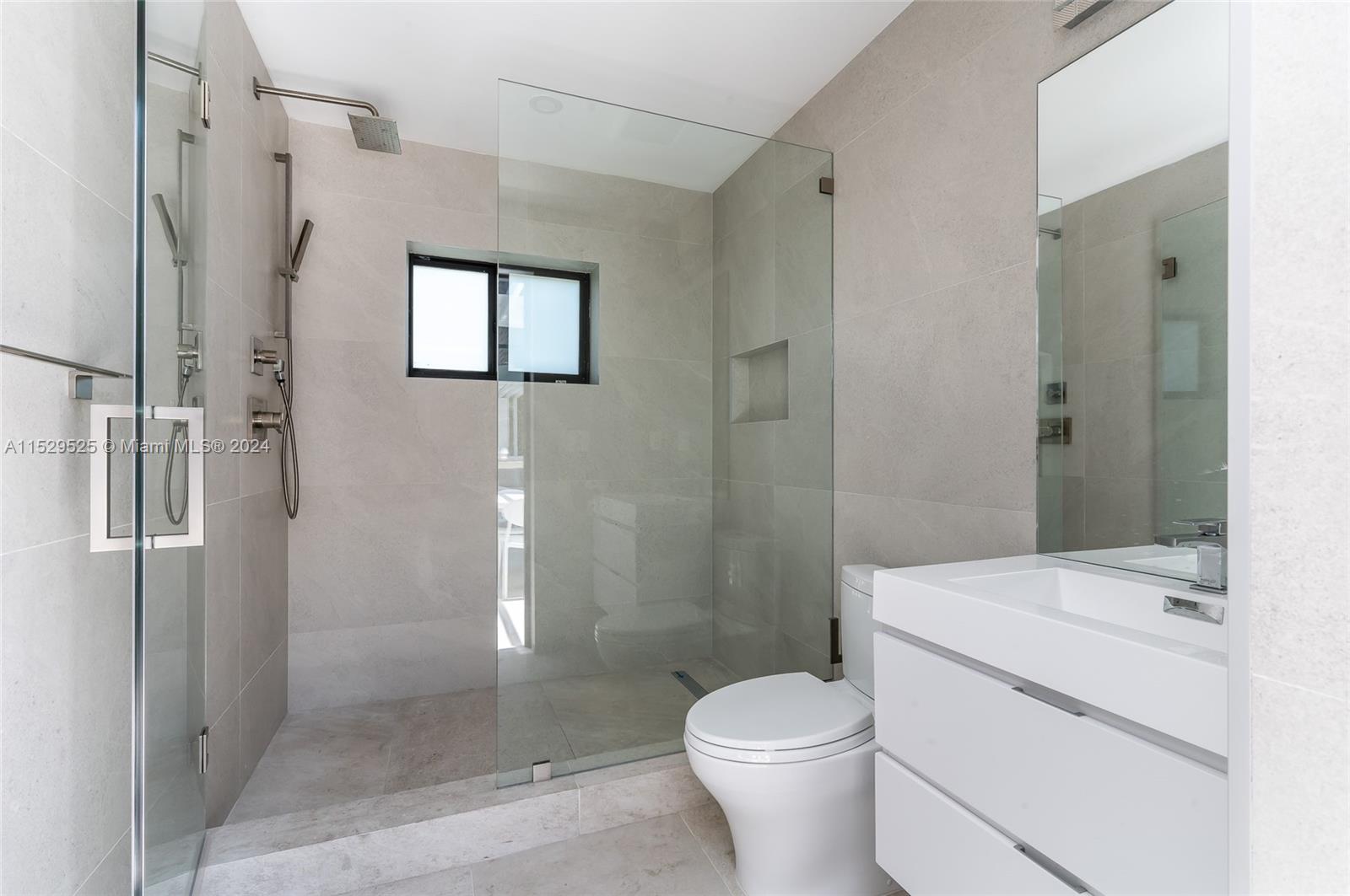 2560 NE 199th St, Miami, Florida 33180, 5 Bedrooms Bedrooms, ,5 BathroomsBathrooms,Residentiallease,For Rent,2560 NE 199th St,A11529525