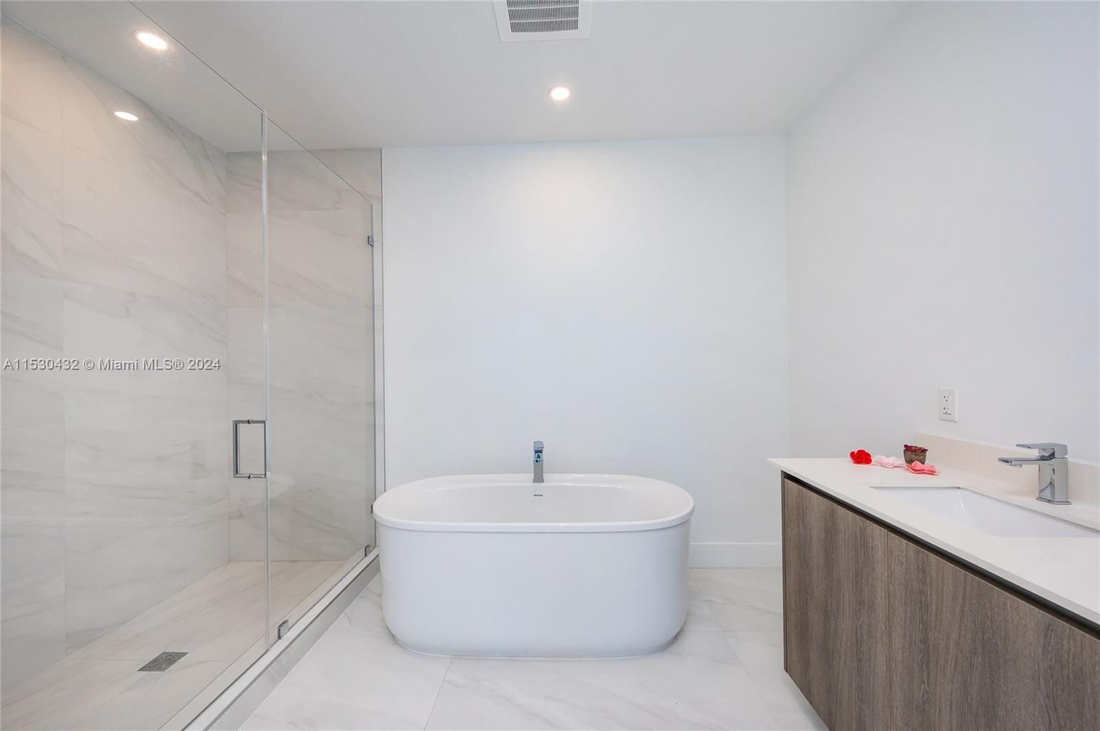 17550 Collins Avenue, Sunny Isles Beach, FL, 33160 United States, 2 Bedrooms Bedrooms, ,2 BathroomsBathrooms,Residential,For Sale,Collins Avenue,A11530432