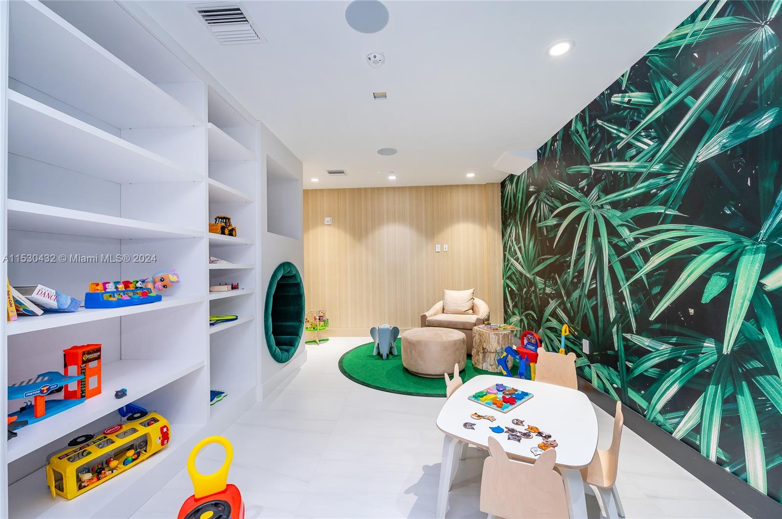 17550 Collins Avenue, Sunny Isles Beach, FL, 33160 United States, 2 Bedrooms Bedrooms, ,2 BathroomsBathrooms,Residential,For Sale,Collins Avenue,A11530432