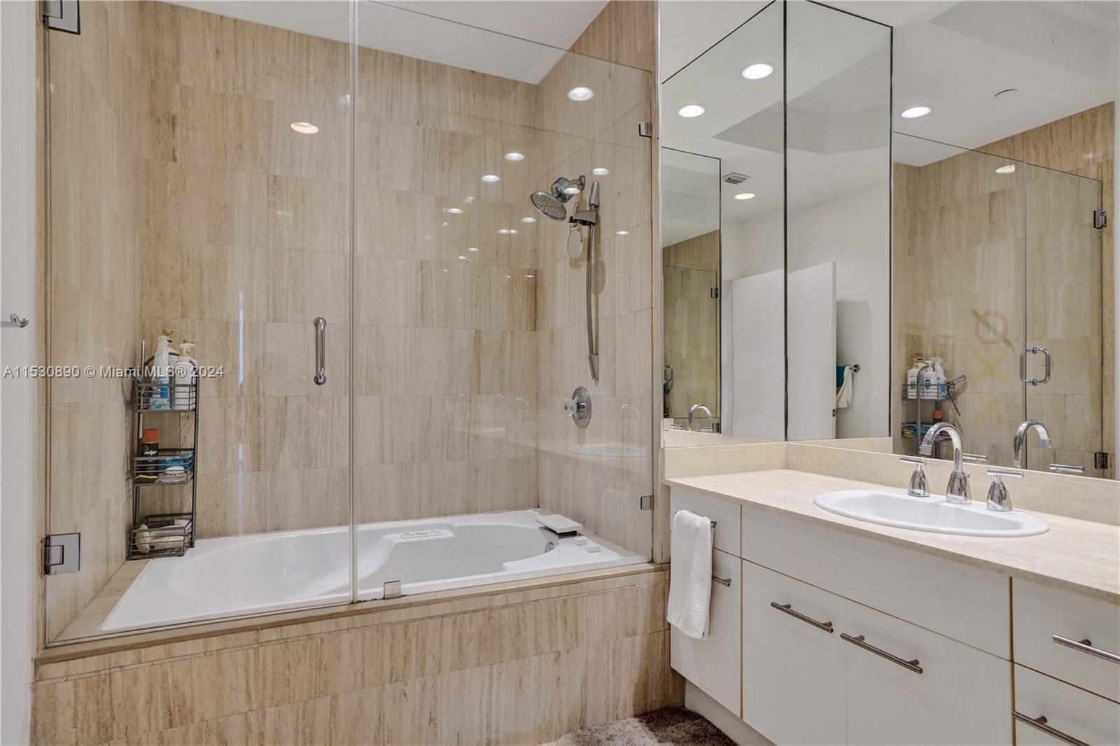 21205 Yacht Club Dr. 301, Aventura, Florida 33180, 1 Bedroom Bedrooms, ,1 BathroomBathrooms,Residential,For Sale,21205 Yacht Club Dr. 301,A11530890