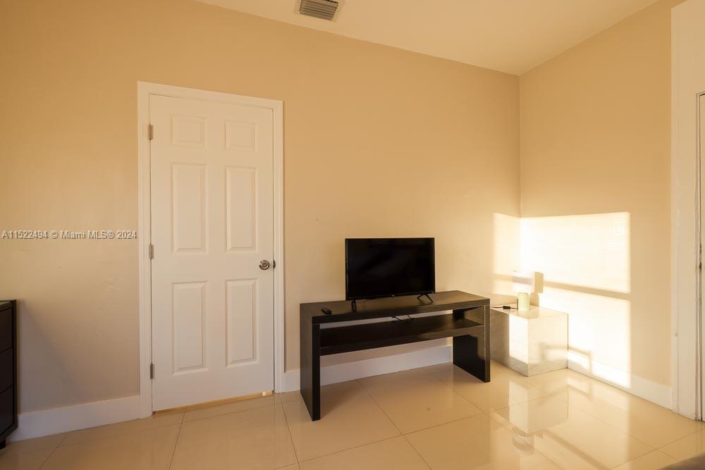 1753 SW 13th St 4, Miami, Florida 33145, 2 Bedrooms Bedrooms, ,1 BathroomBathrooms,Residentiallease,For Rent,1753 SW 13th St 4,A11522494