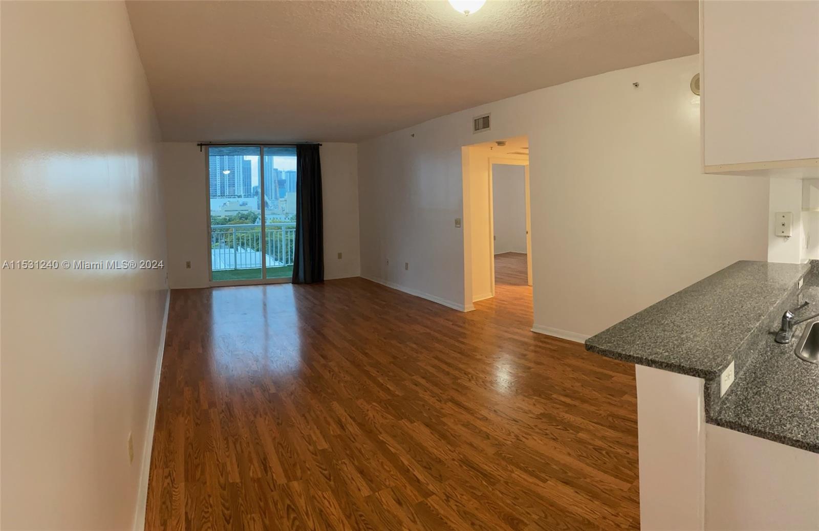 Spacious 2/2 Corner unit. Great Location right on Biscayne Blvd. Offers granite countertops, ample vanities. Laminated floors throughout. Downtown and Bay views, pool and gym. Walking distance to supermarkets, restaurants, shops, banks and public transportation.