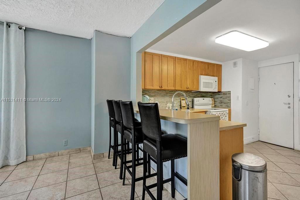 121 Golden Isles Dr 205, Hallandale Beach, Florida 33009, 2 Bedrooms Bedrooms, ,2 BathroomsBathrooms,Residentiallease,For Rent,121 Golden Isles Dr 205,A11531411