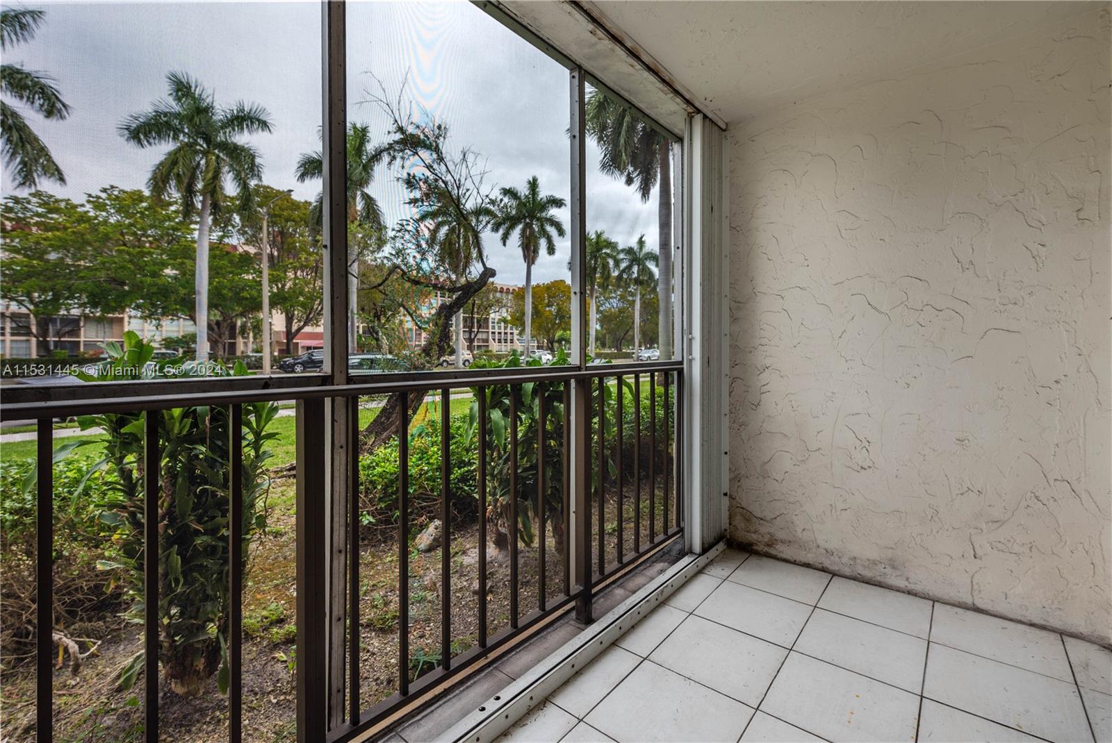 2000 Atlantic Shores Blvd 107, Hallandale Beach, Florida 33009, 2 Bedrooms Bedrooms, ,1 BathroomBathrooms,Residential,For Sale,2000 Atlantic Shores Blvd 107,A11531445